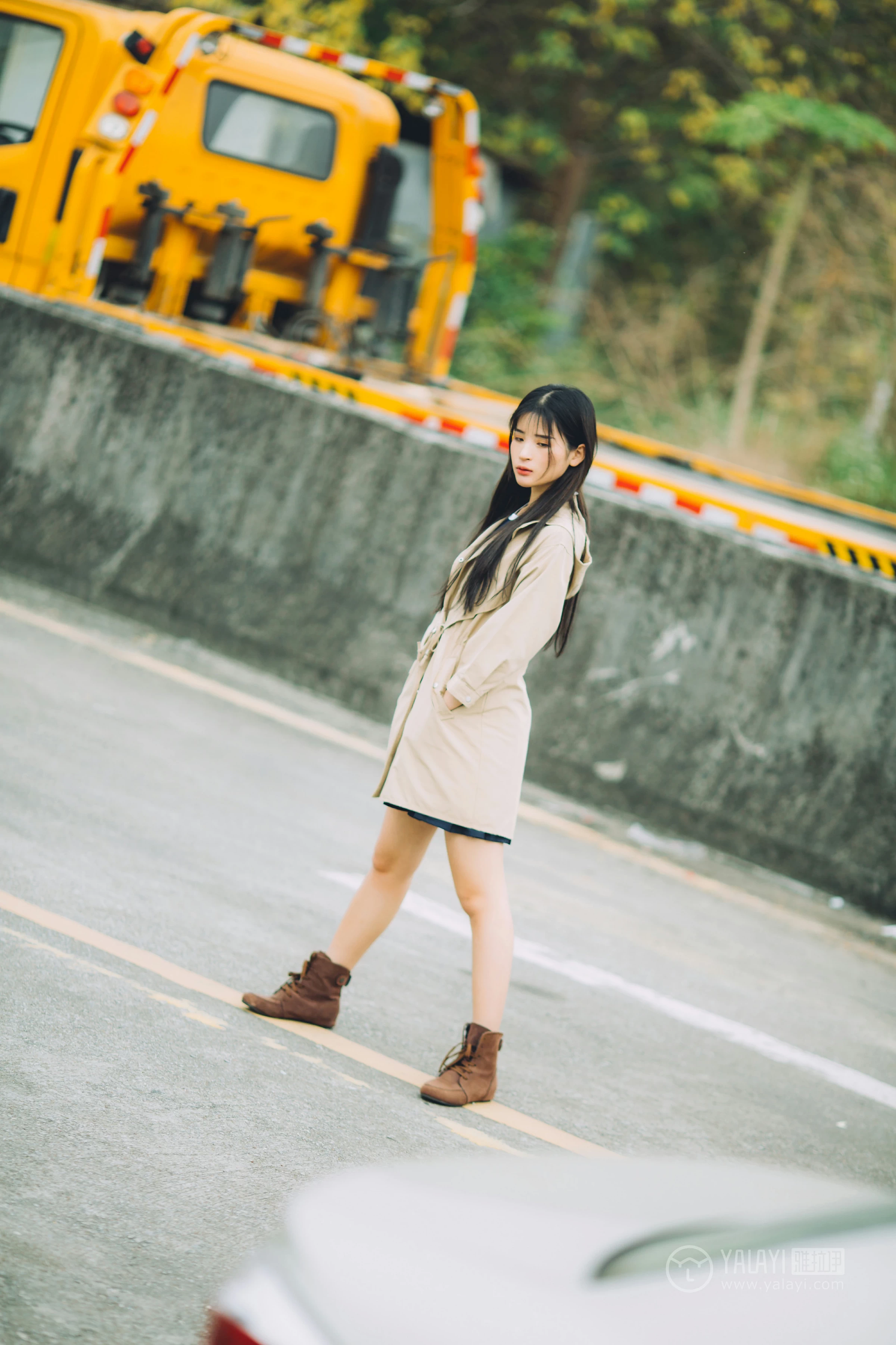 [YALAYI雅拉伊] No.179 焦糖色少女 阿惜 米色风衣与蓝色内衣加短裙性感私房写真集第7张