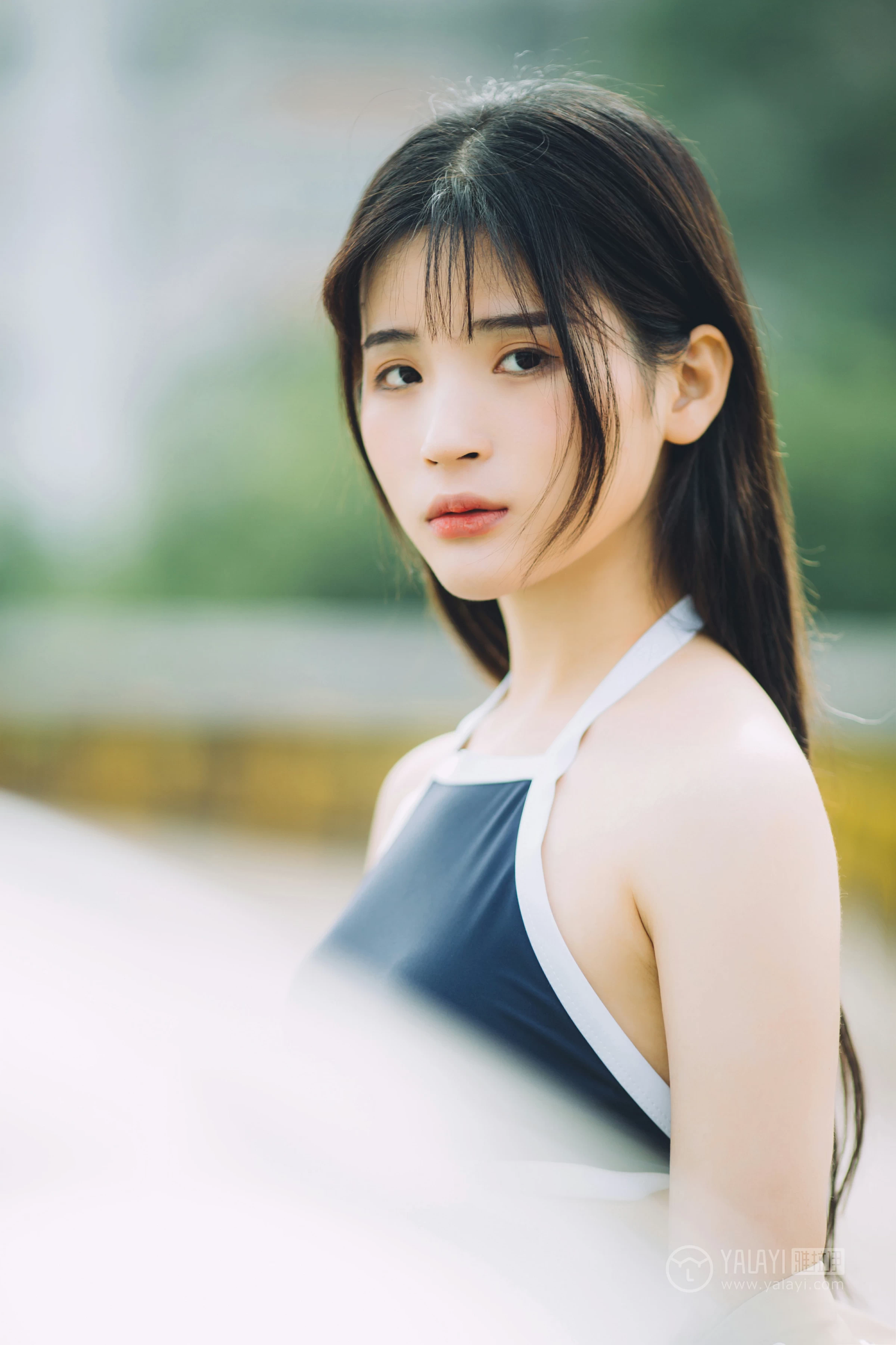 [YALAYI雅拉伊] No.179 焦糖色少女 阿惜 米色风衣与蓝色内衣加短裙性感私房写真集第10张