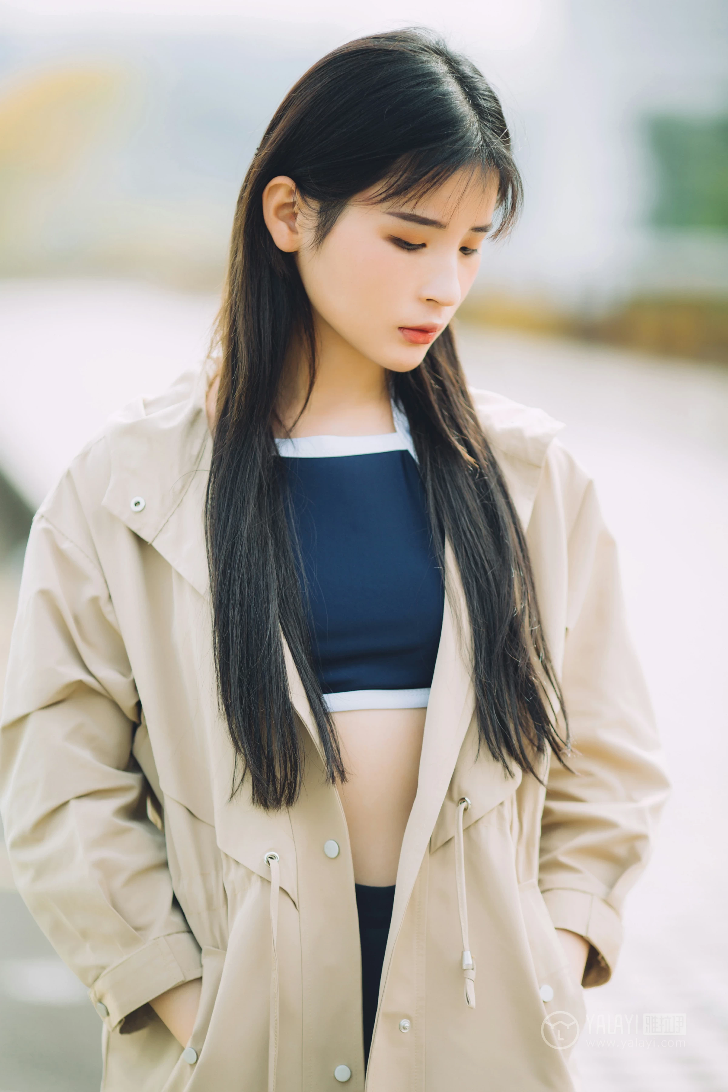 [YALAYI雅拉伊] No.179 焦糖色少女 阿惜 米色风衣与蓝色内衣加短裙性感私房写真集第13张