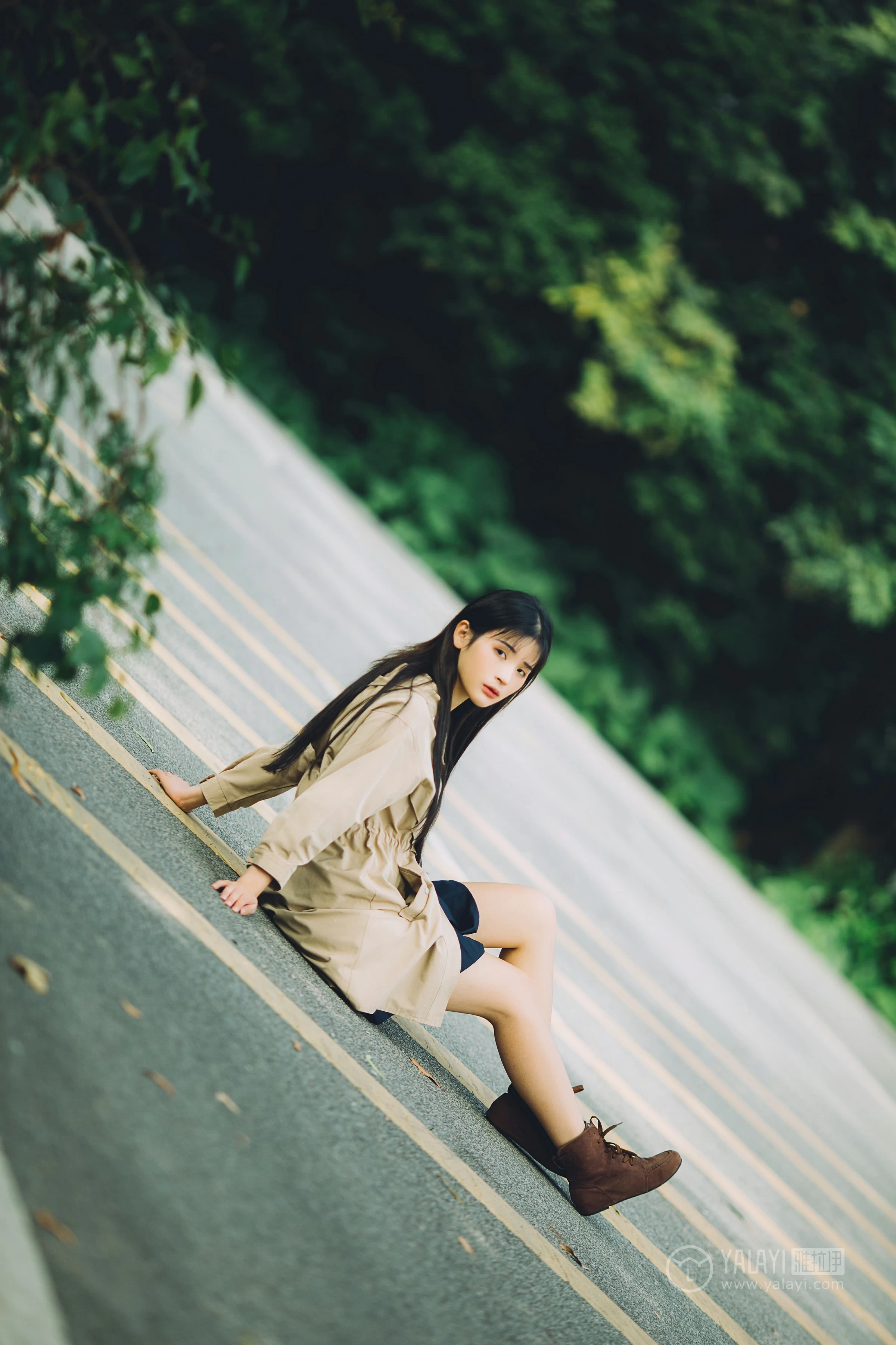 [YALAYI雅拉伊] No.179 焦糖色少女 阿惜 米色风衣与蓝色内衣加短裙性感私房写真集第14张