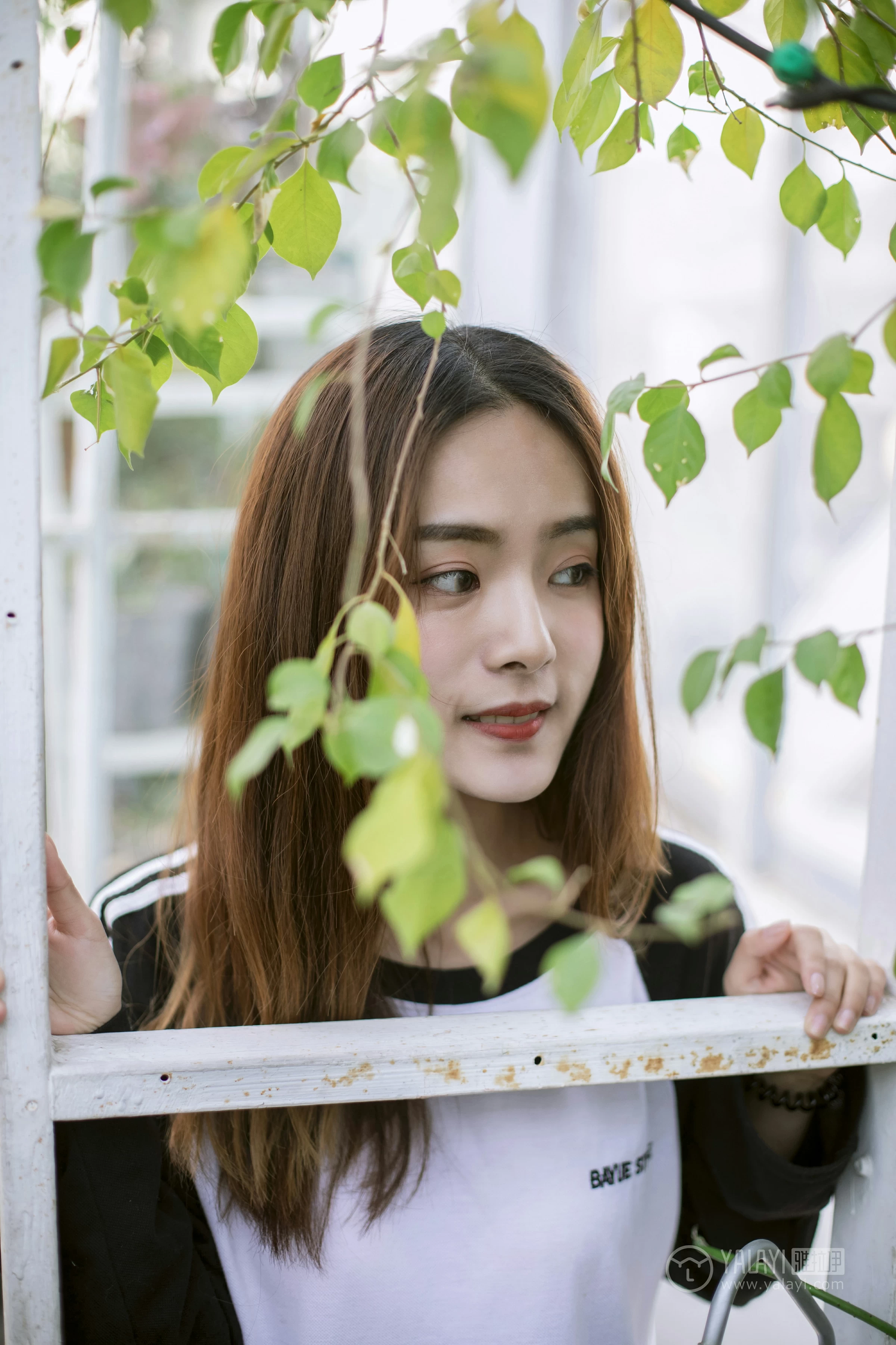 [YALAYI雅拉伊] No.180 我想有个花园 白日梦 黑白卫衣加紧身牛仔裤清纯可爱私房写真集第5张