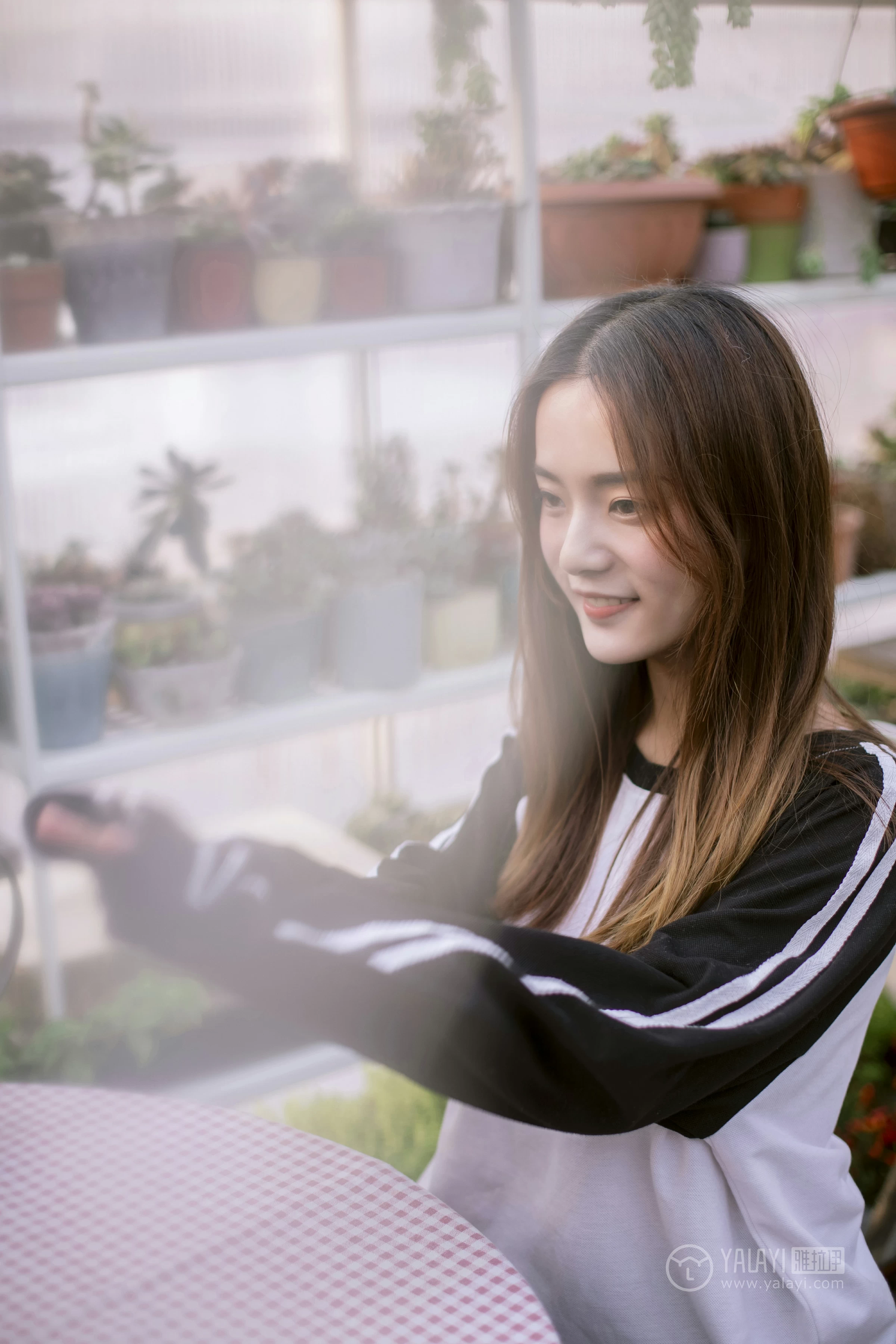 [YALAYI雅拉伊] No.180 我想有个花园 白日梦 黑白卫衣加紧身牛仔裤清纯可爱私房写真集第11张