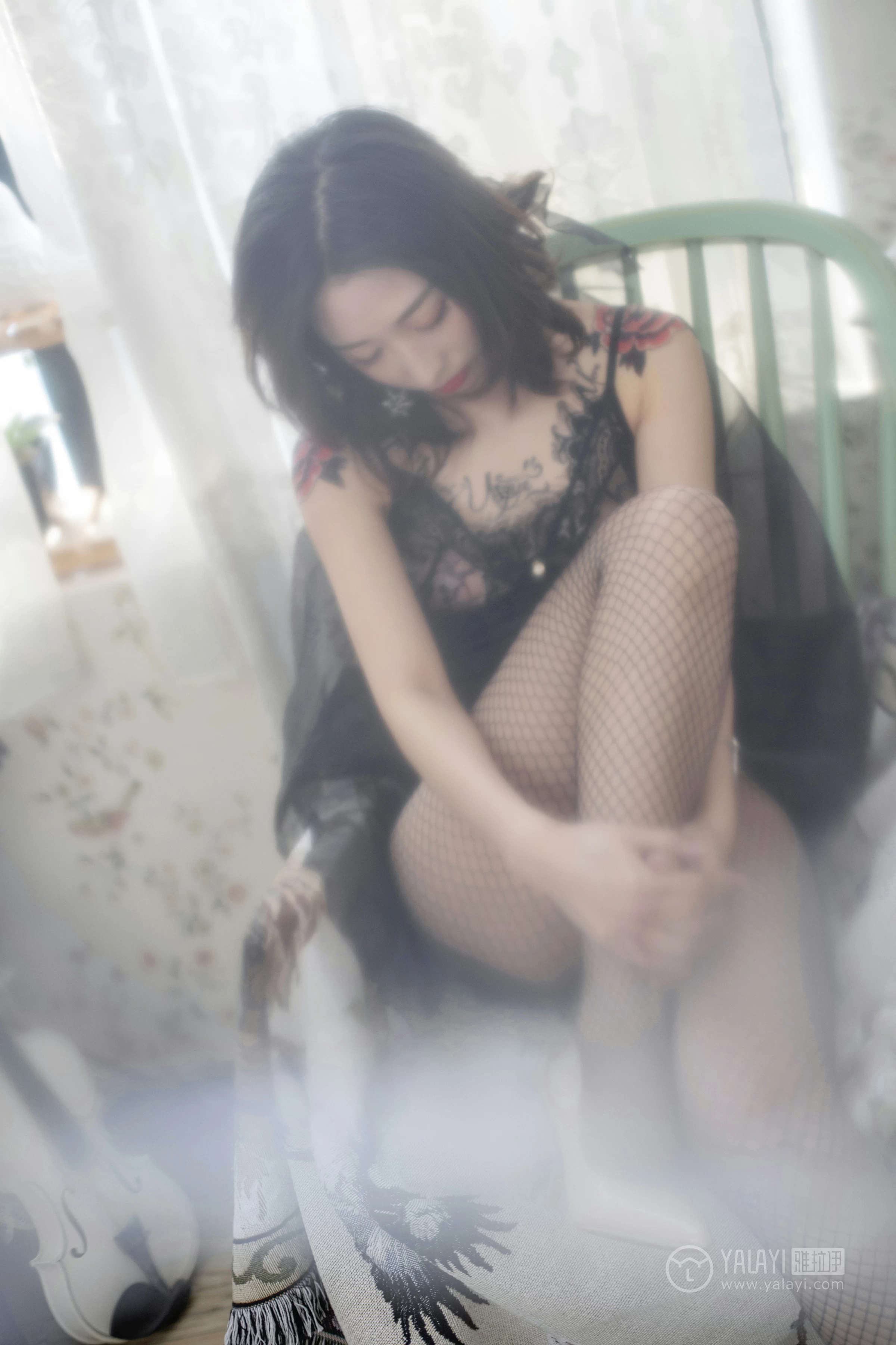 [YALAYI雅拉伊]No.181 窃窃丝语 佳佳 黑色连体透视塑身内衣加黑色情趣渔网袜性感私房写真集第2张