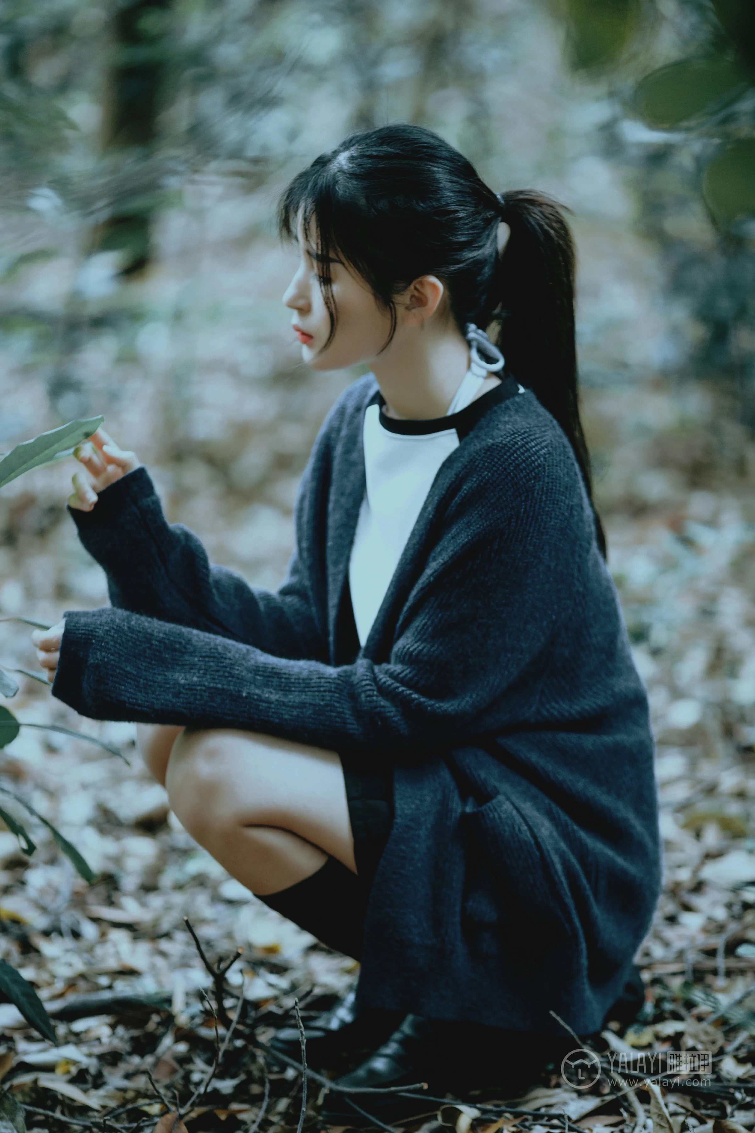 [YALAYI雅拉伊]No.183 深山漫步少女 阿惜 黑色外套与短袖加白色情趣内衣性感私房写真集第2张