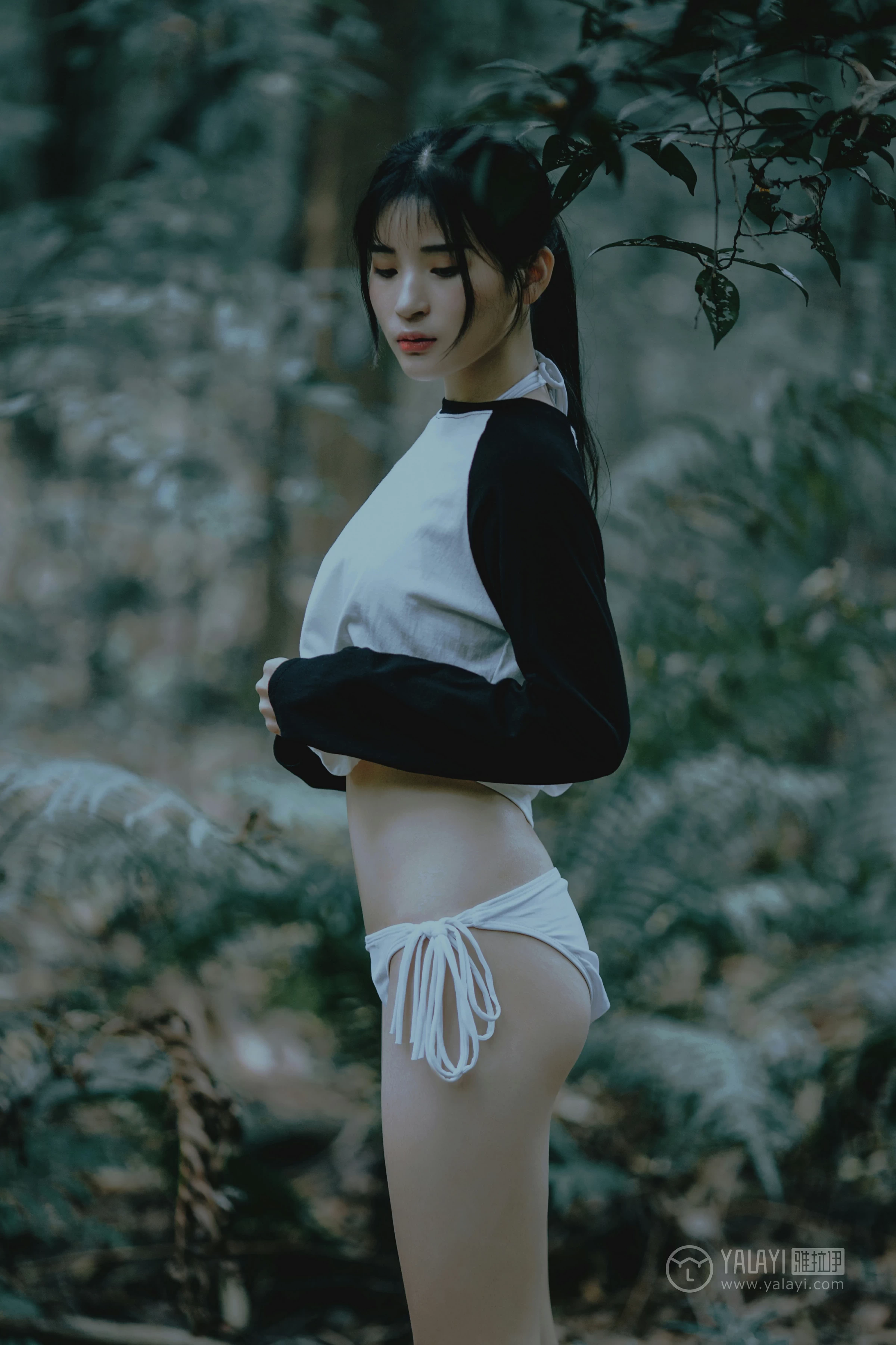 [YALAYI雅拉伊]No.183 深山漫步少女 阿惜 黑色外套与短袖加白色情趣内衣性感私房写真集第9张