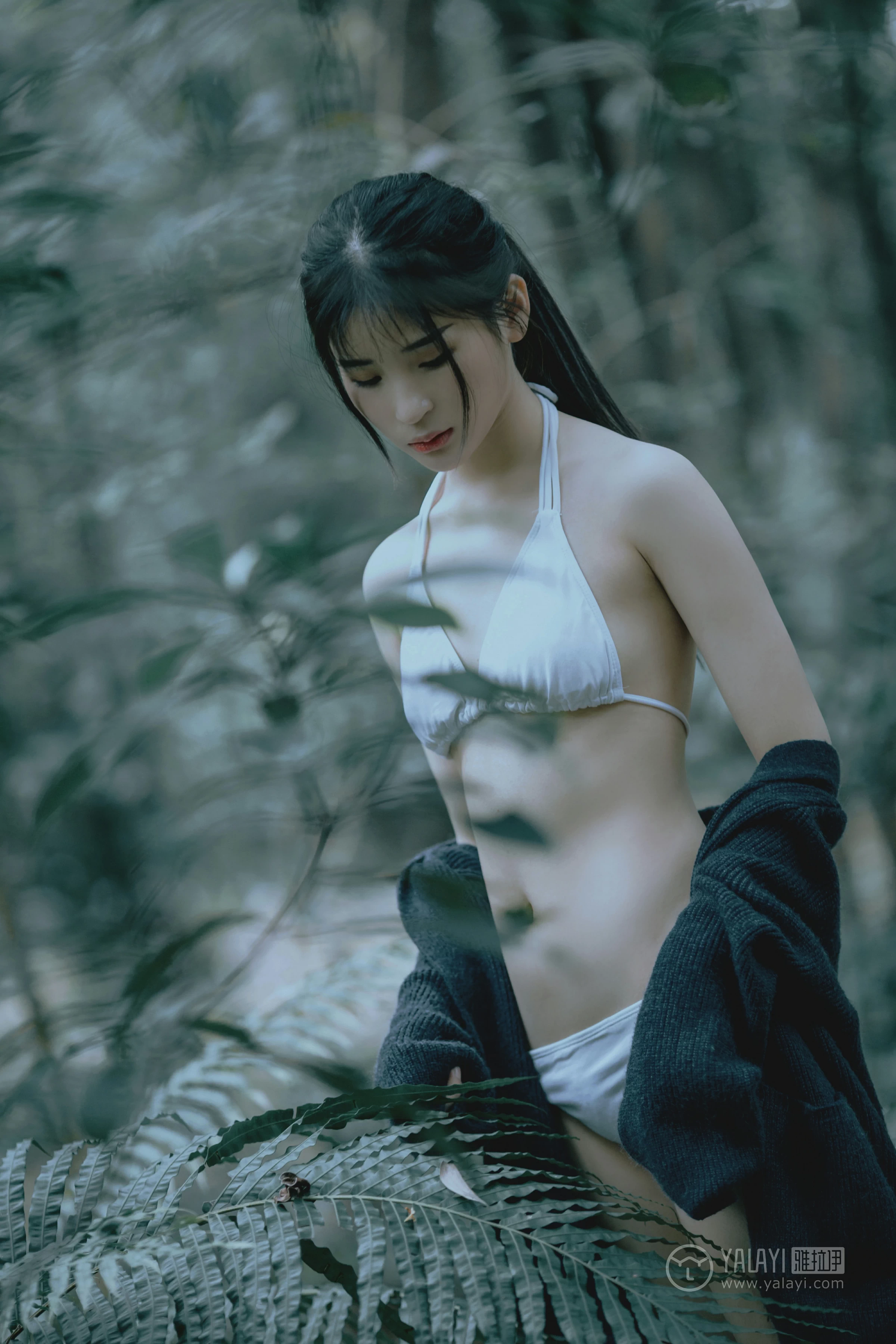 [YALAYI雅拉伊]No.183 深山漫步少女 阿惜 黑色外套与短袖加白色情趣内衣性感私房写真集第15张
