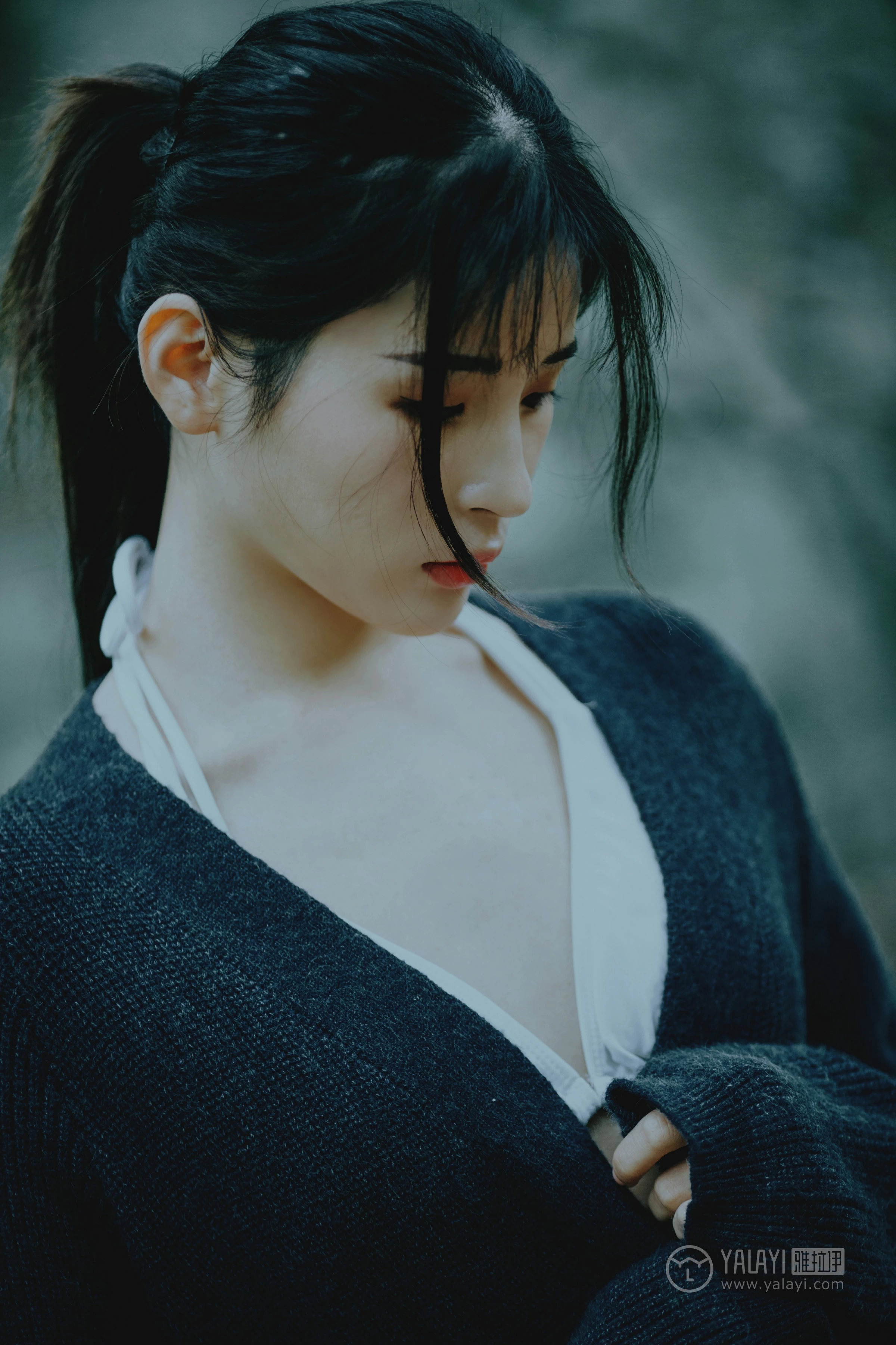 [YALAYI雅拉伊]No.183 深山漫步少女 阿惜 黑色外套与短袖加白色情趣内衣性感私房写真集第17张