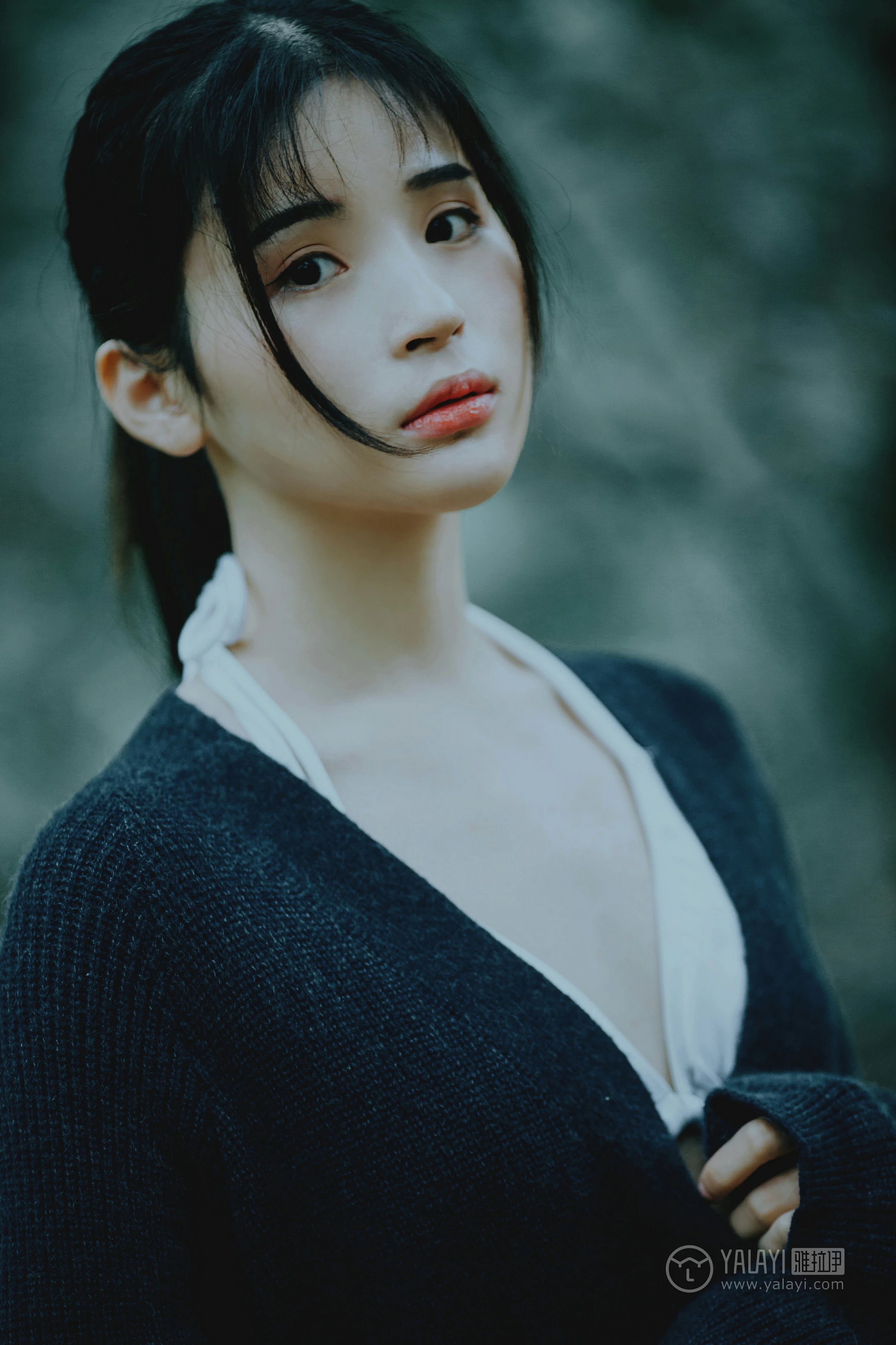 [YALAYI雅拉伊]No.183 深山漫步少女 阿惜 黑色外套与短袖加白色情趣内衣性感私房写真集第17张