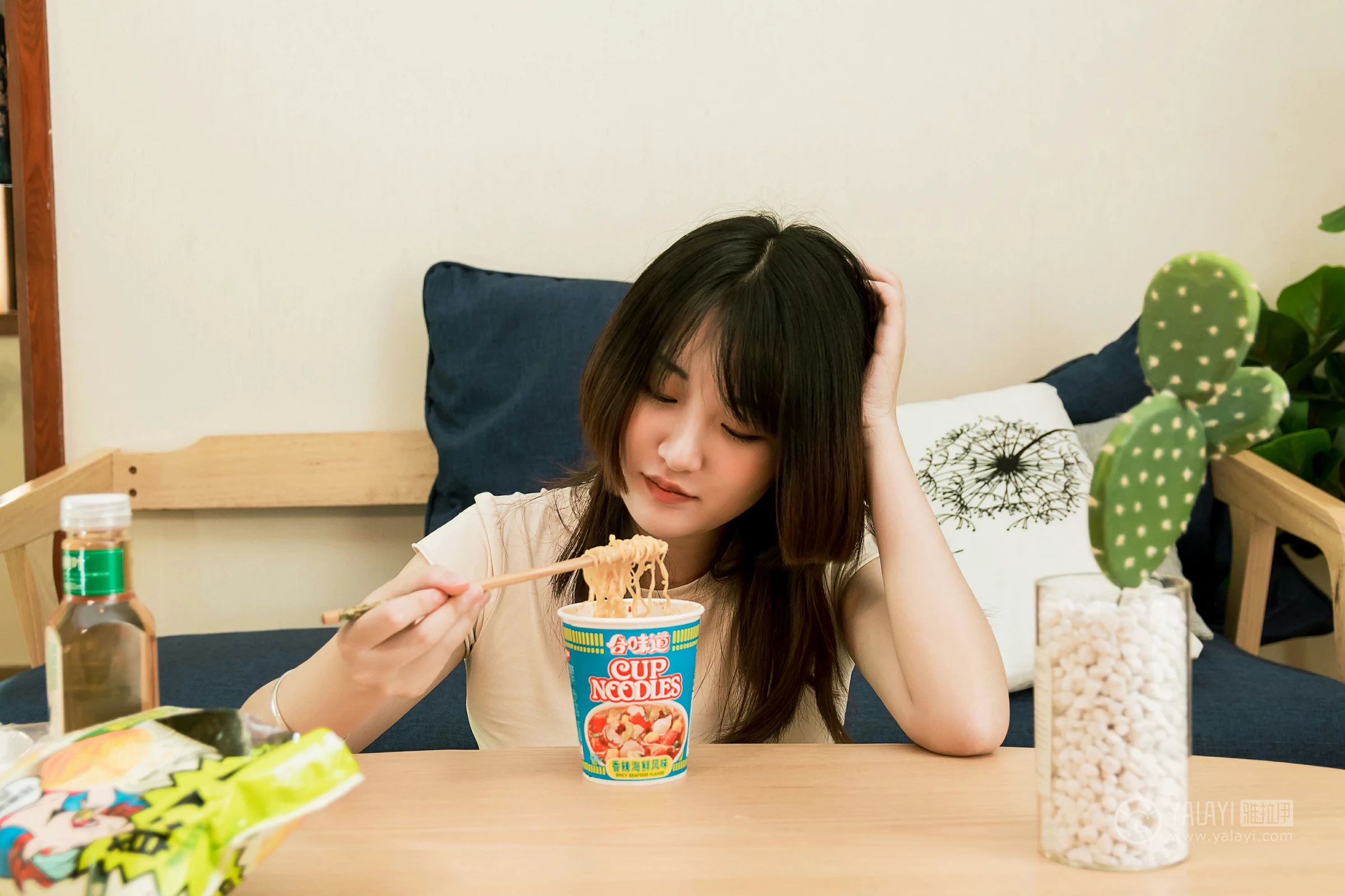 [YALAYI雅拉伊]No.184 葡萄熟了 娇子 白色紧身短袖加小可爱内裤性感私房写真集第11张