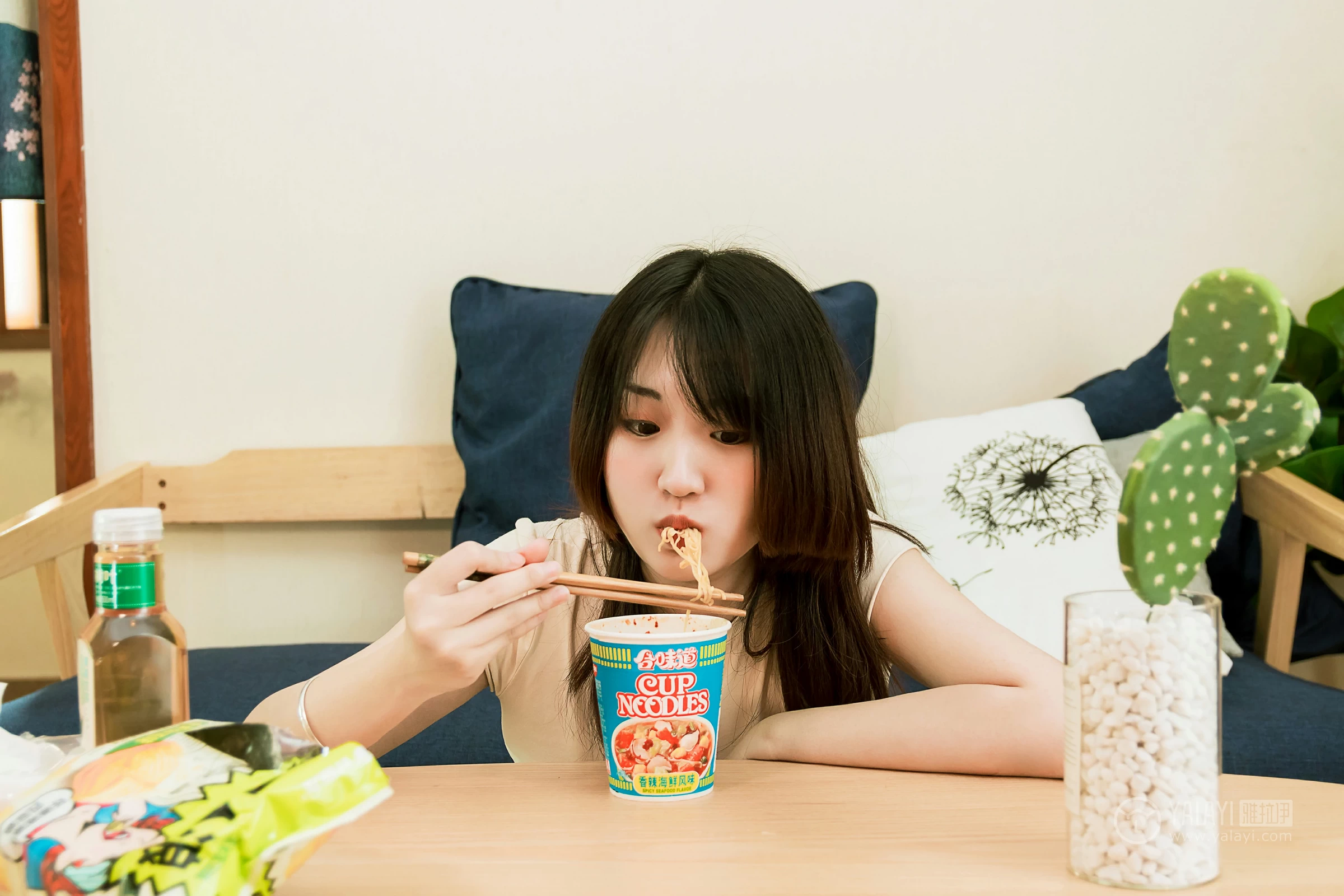 [YALAYI雅拉伊]No.184 葡萄熟了 娇子 白色紧身短袖加小可爱内裤性感私房写真集第11张