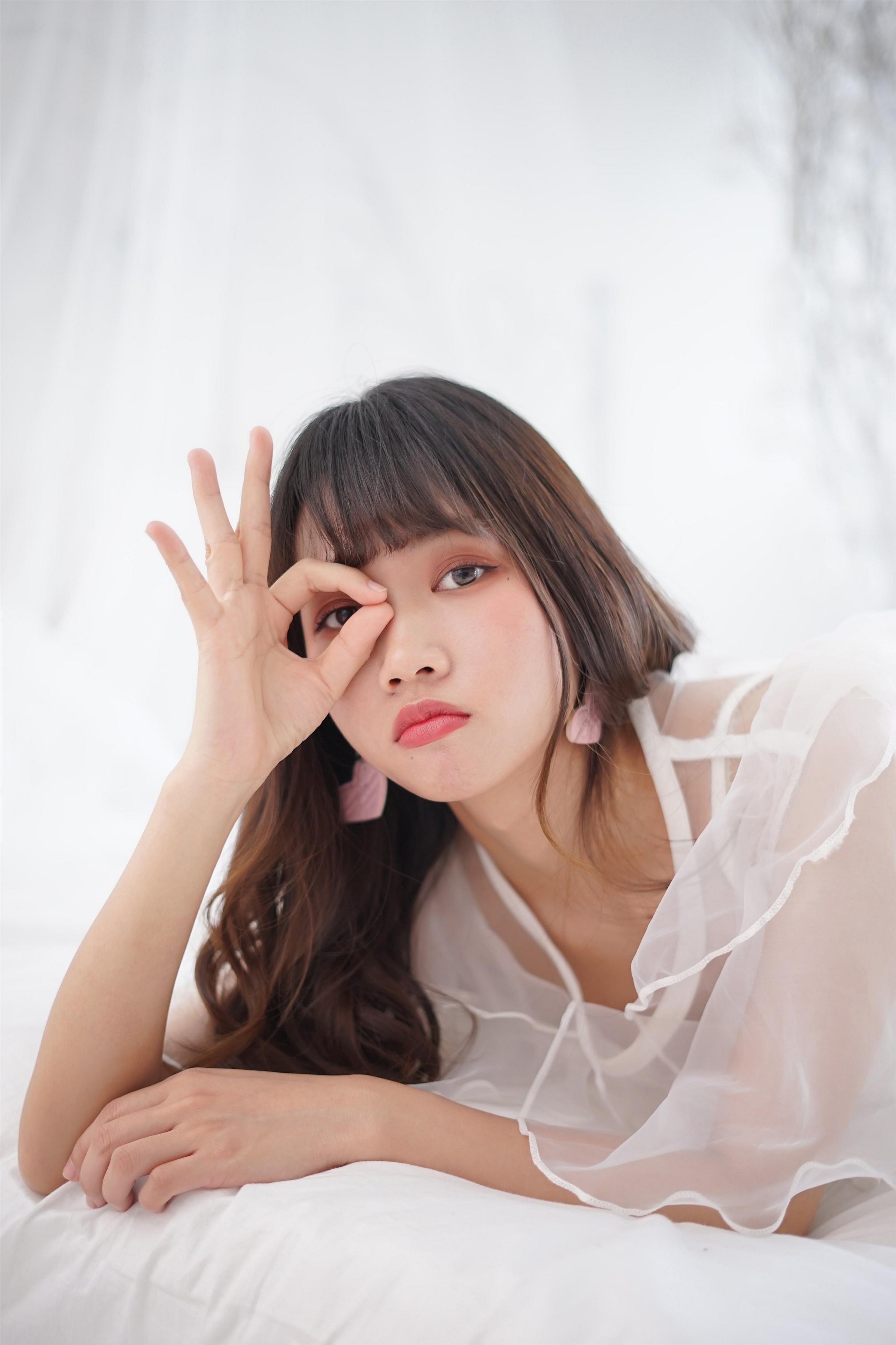 [YALAYI雅拉伊]NO.001 恋上你的床 公主小兔子 透视连衣裙性感私房写真集第14张