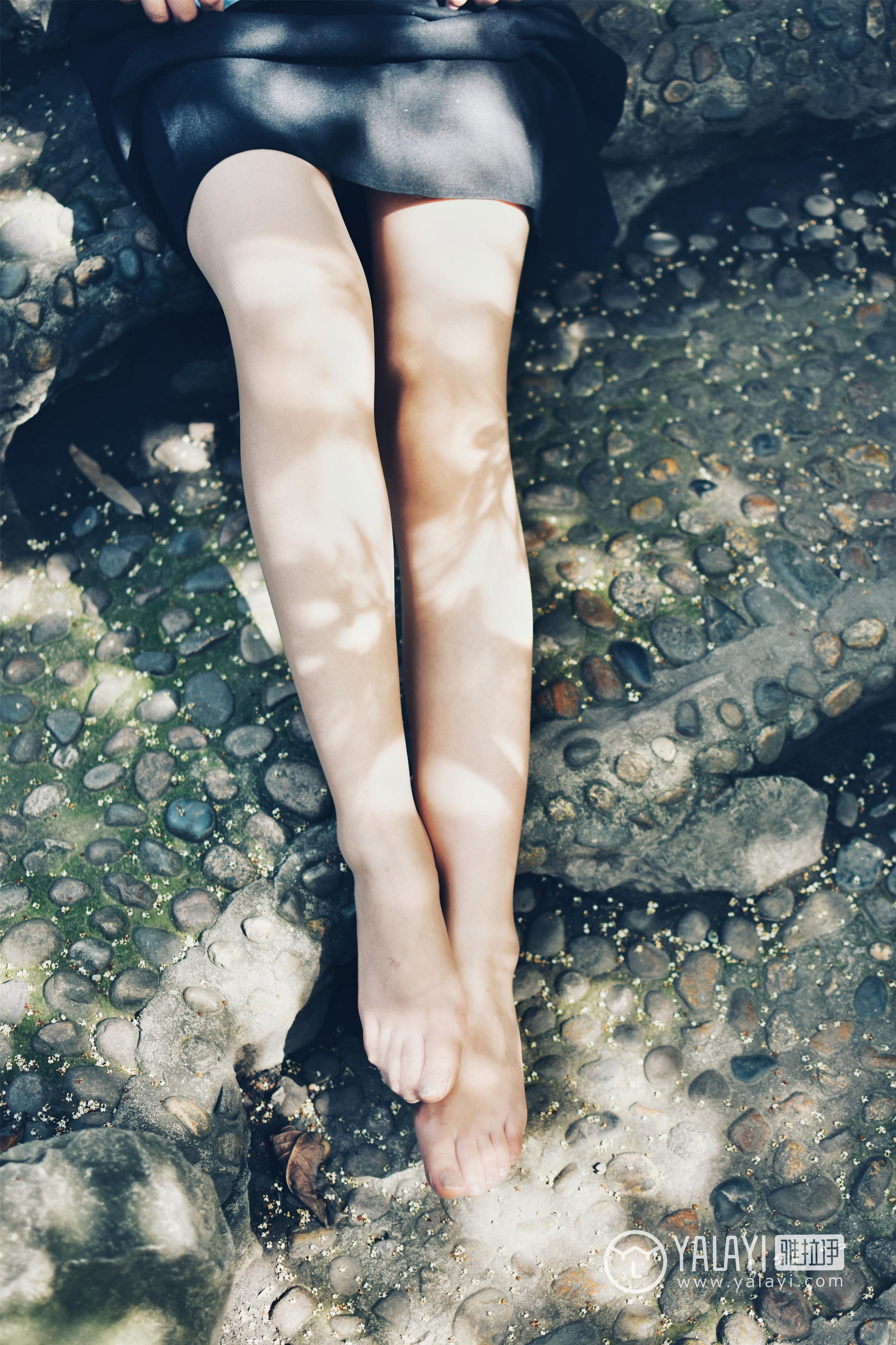 [YALAYI雅拉伊]NO.005 民国女孩叶肖肖 民国女生制服与白色短袖及黑色短裙加肉色丝袜美腿性感私房写真集第3张