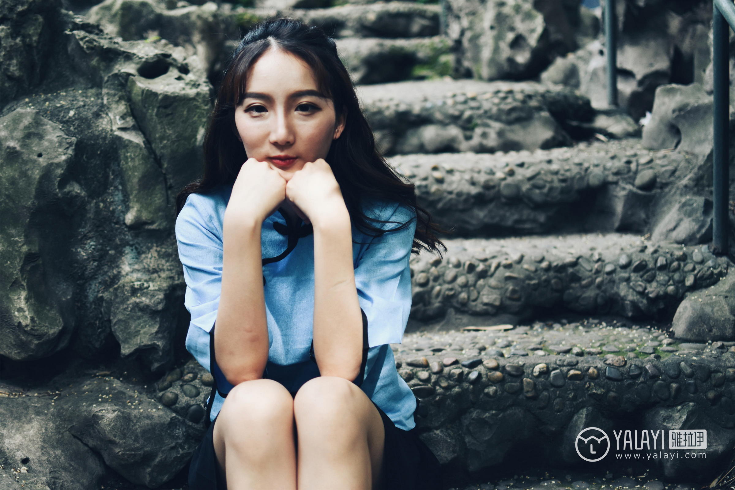 [YALAYI雅拉伊]NO.005 民国女孩叶肖肖 民国女生制服与白色短袖及黑色短裙加肉色丝袜美腿性感私房写真集第5张