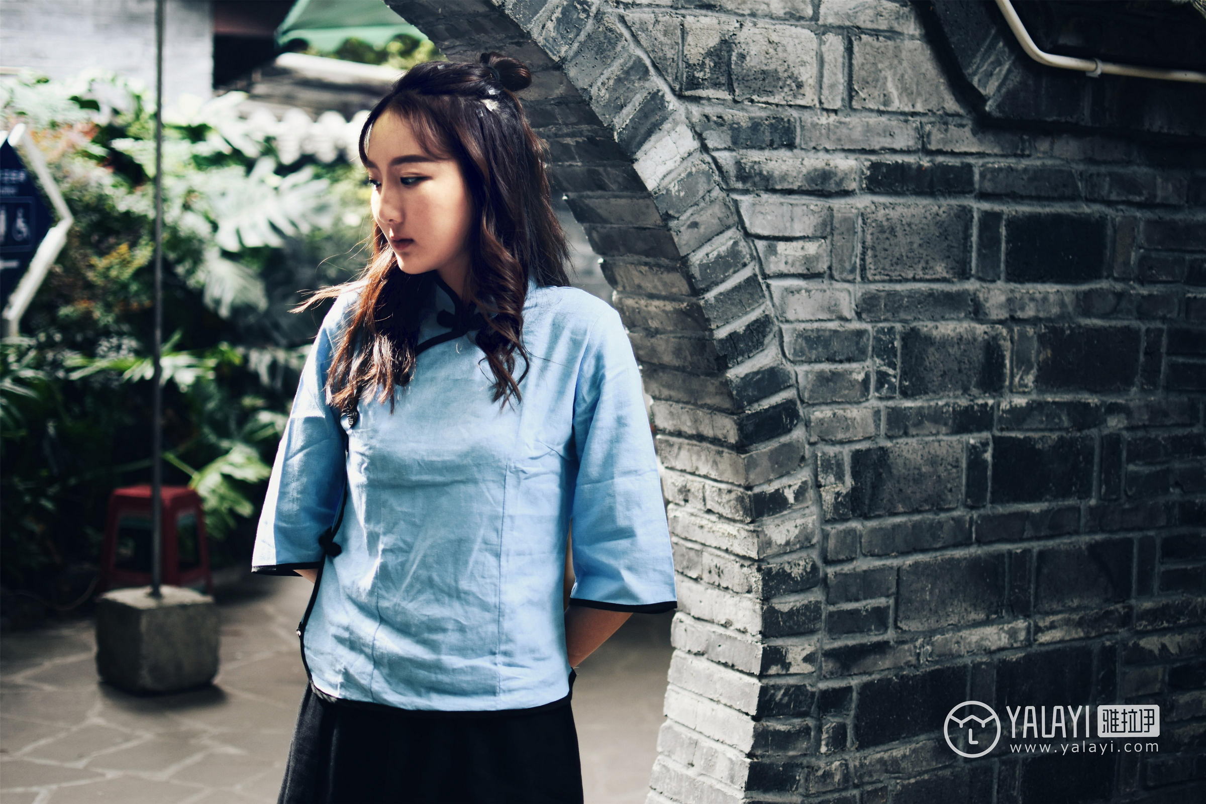 [YALAYI雅拉伊]NO.005 民国女孩叶肖肖 民国女生制服与白色短袖及黑色短裙加肉色丝袜美腿性感私房写真集第9张