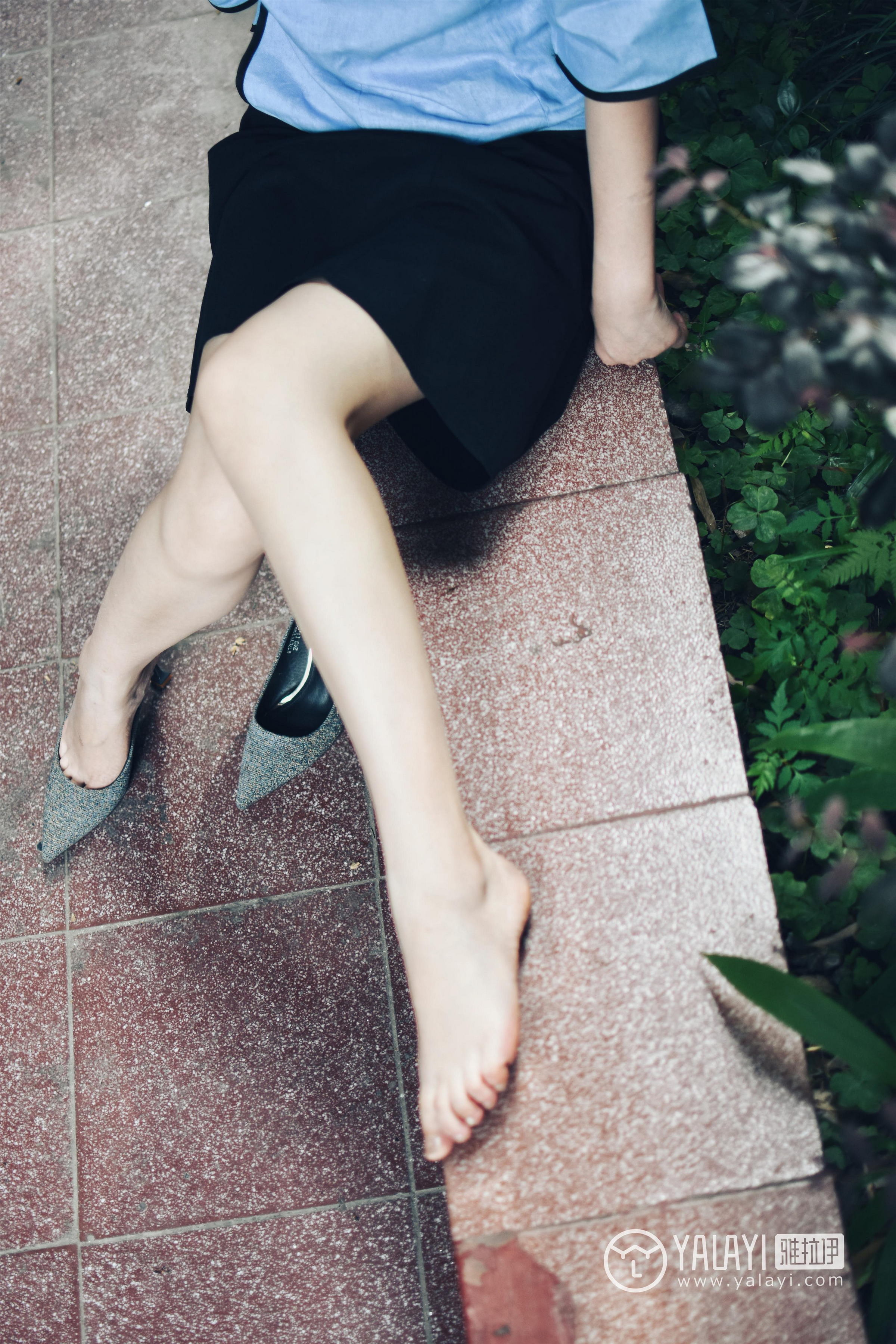 [YALAYI雅拉伊]NO.005 民国女孩叶肖肖 民国女生制服与白色短袖及黑色短裙加肉色丝袜美腿性感私房写真集第10张