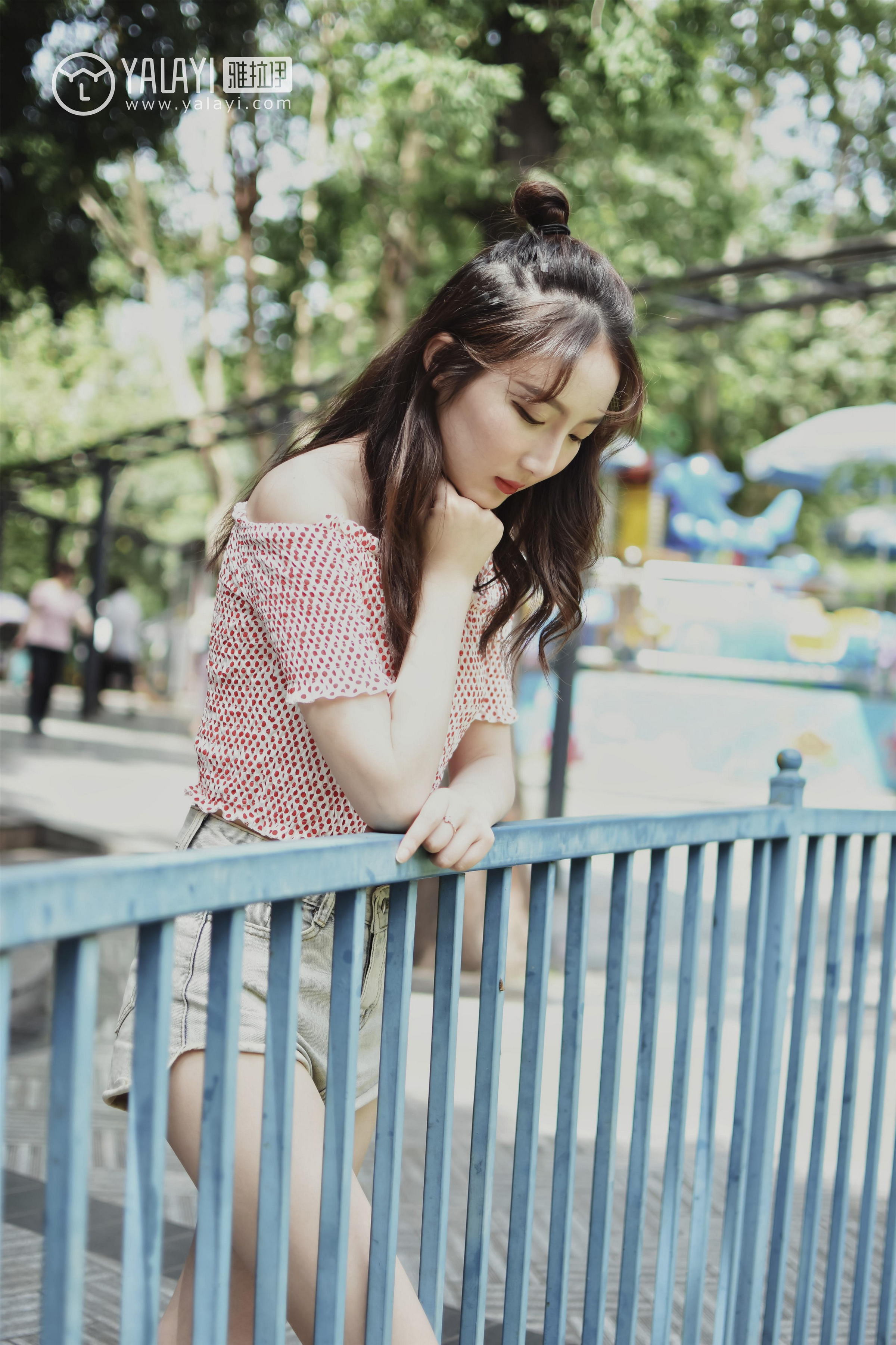 [YALAYI雅拉伊]NO.006 乐园女孩叶肖肖 抹胸短袖加性感短裤私房写真集第11张
