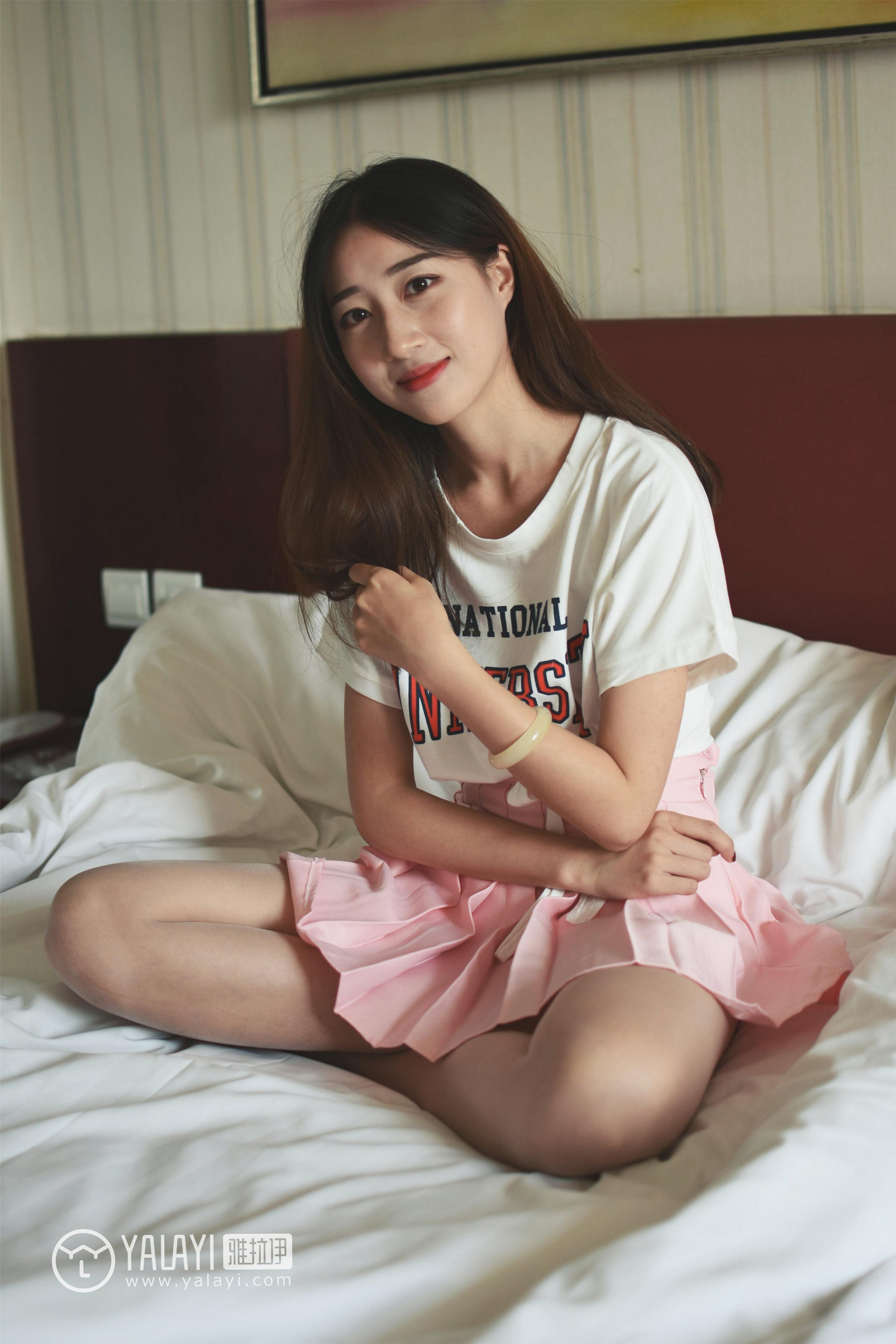 [YALAYI雅拉伊]NO.010 可爱啦啦队服 木晓雨 白色短袖与粉色短裙加肉色丝袜美腿性感私房写真集第7张