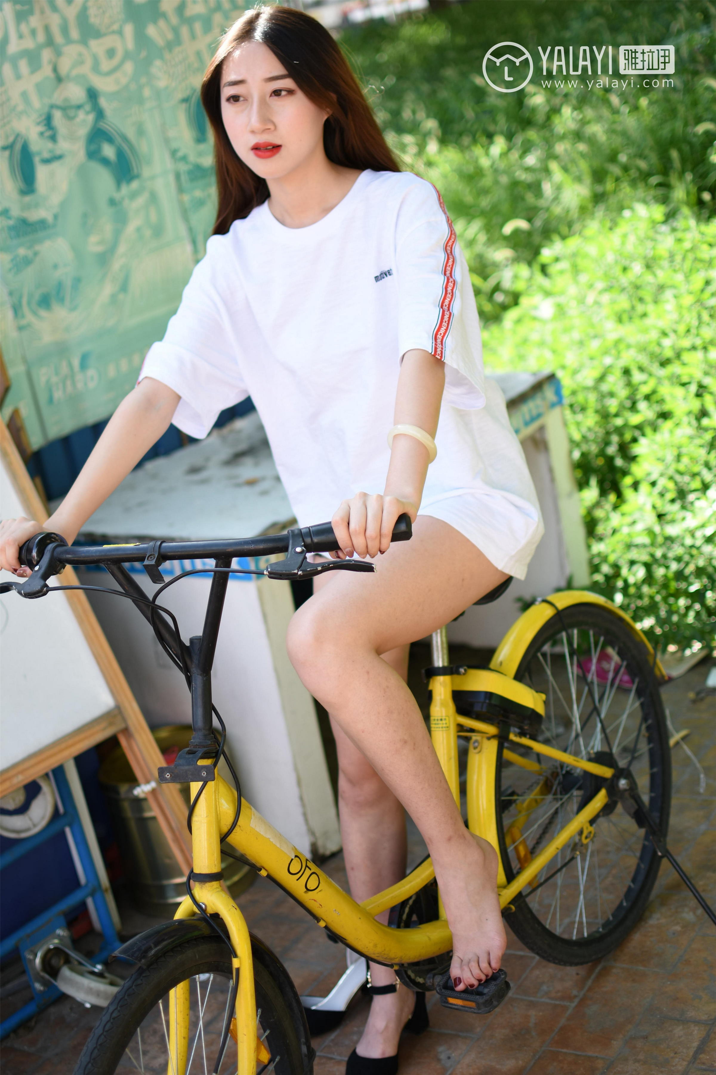 [YALAYI雅拉伊]NO.013 阳光下的裸腿单车 木晓雨 白色连身短袖加牛仔热裤性感私房写真集第24张