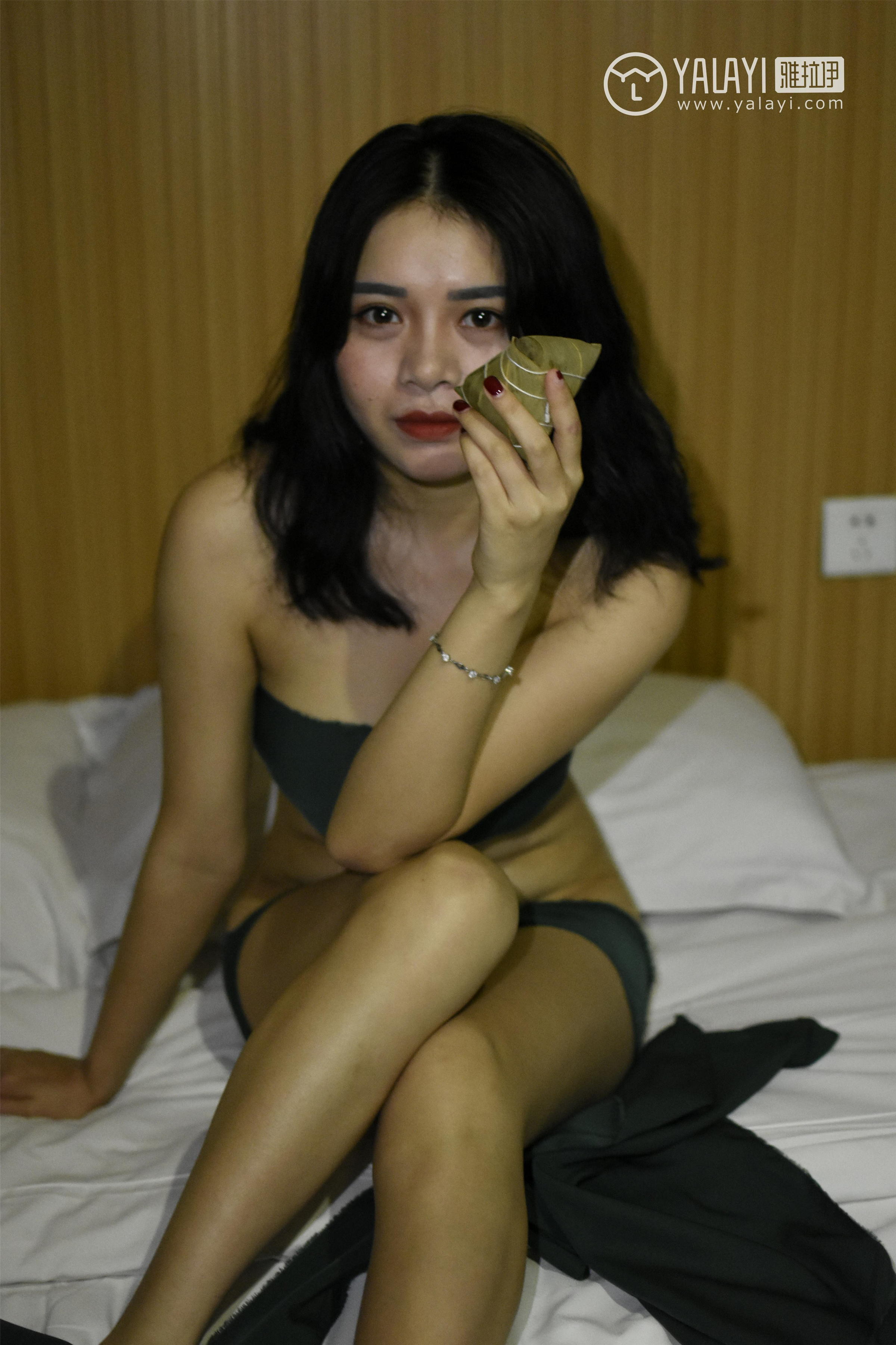[YALAYI雅拉伊]NO.015 粽人 米心蕊 裹胸内衣加黑色丝袜美腿性感私房写真集第1张