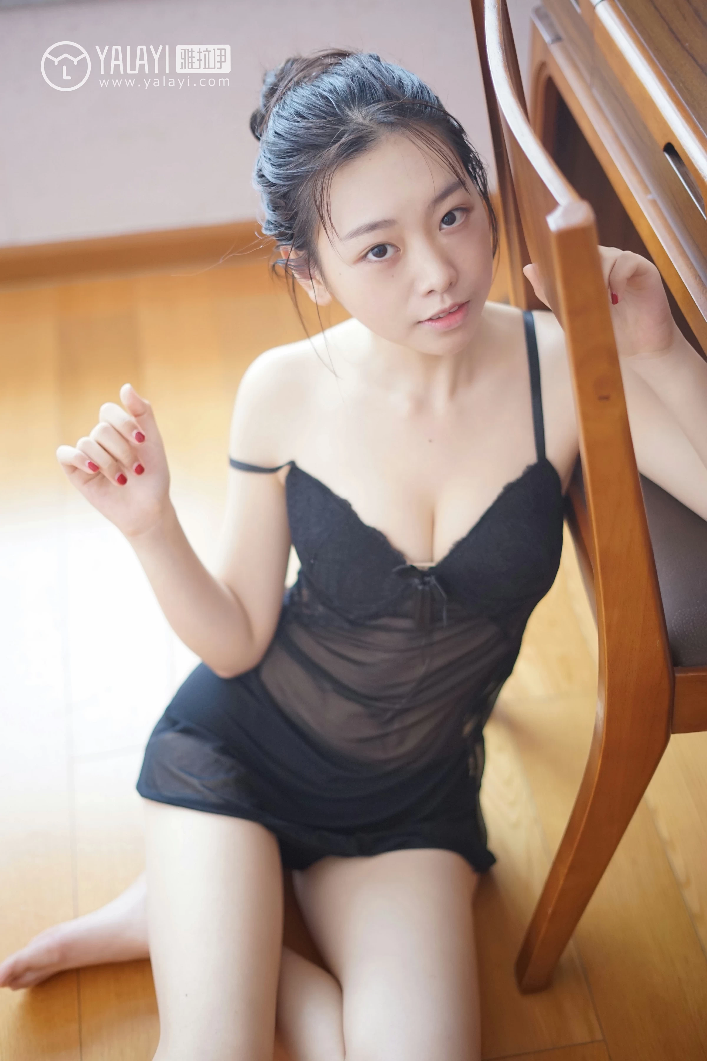 [YALAYI雅拉伊]NO.021 少女女仆 严冰冰 性感制服与黑色透视情趣内衣裙私房写真集第14张