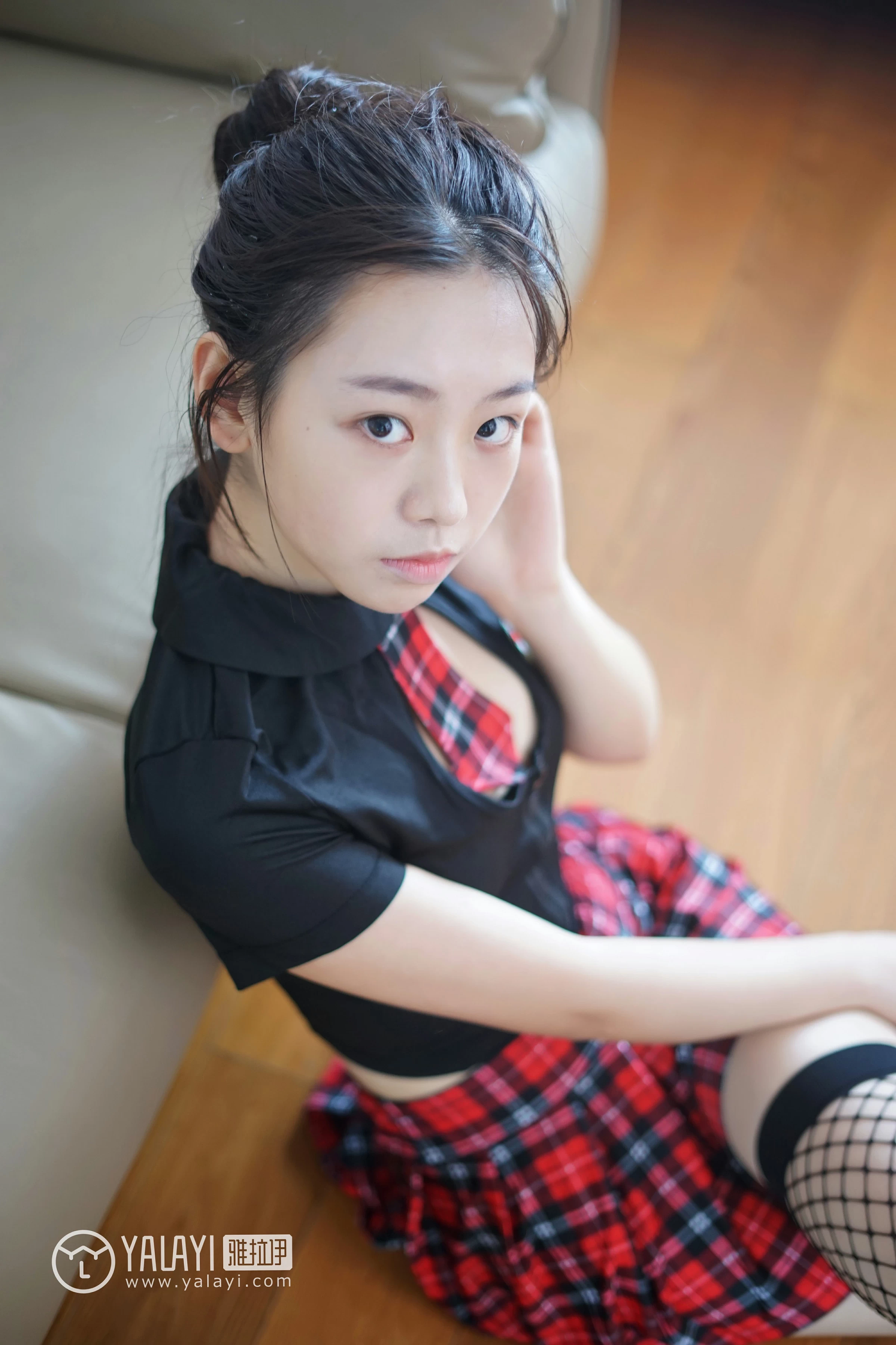 [YALAYI雅拉伊]NO.022 私房物语 严冰冰 黑色紧身制服加格子短裙与白色浴袍性感私房写真集第6张