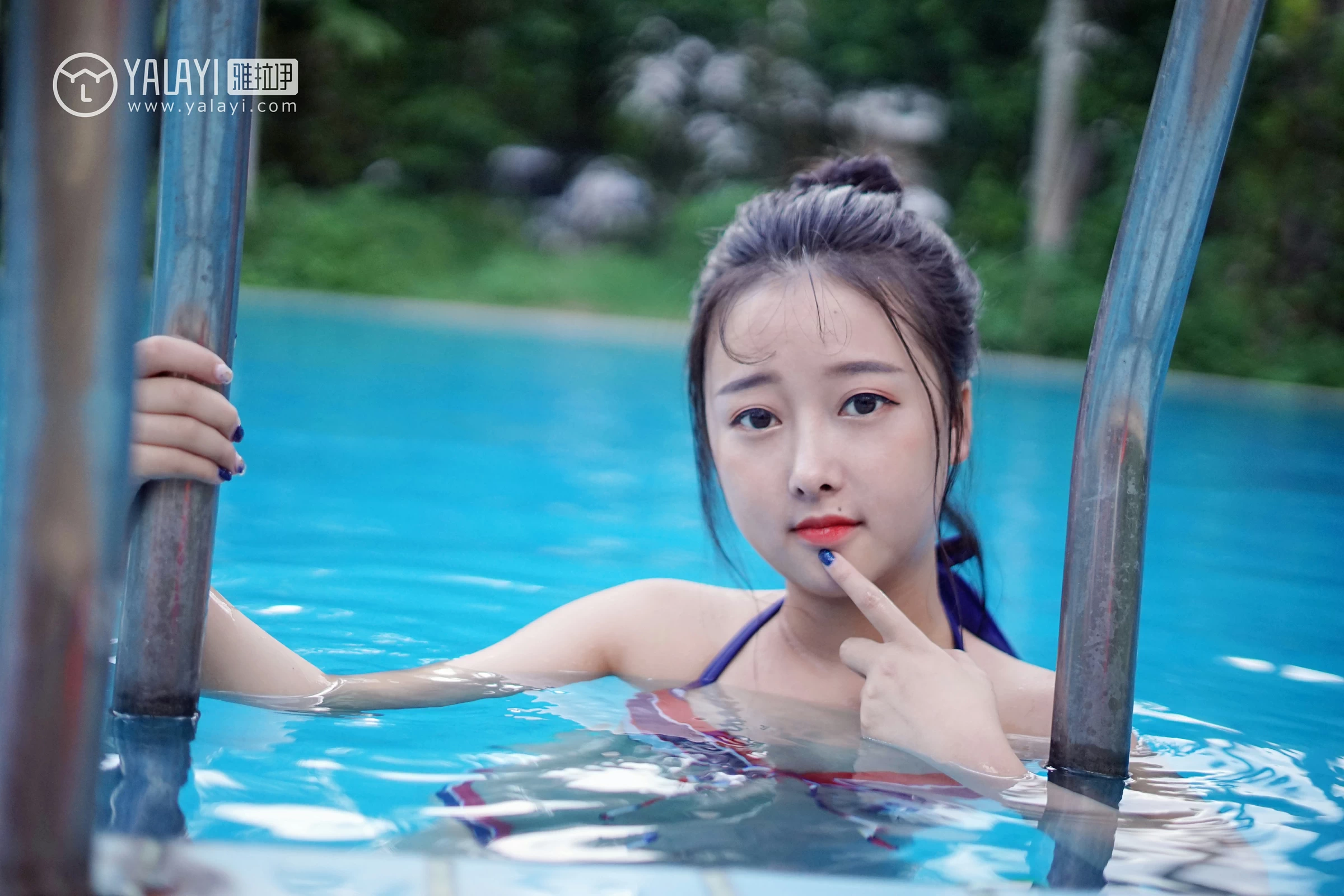 [YALAYI雅拉伊]NO.024 夏日时光 王小淼 彩色比基尼泳装与蓝色浴巾性感私房写真集第3张