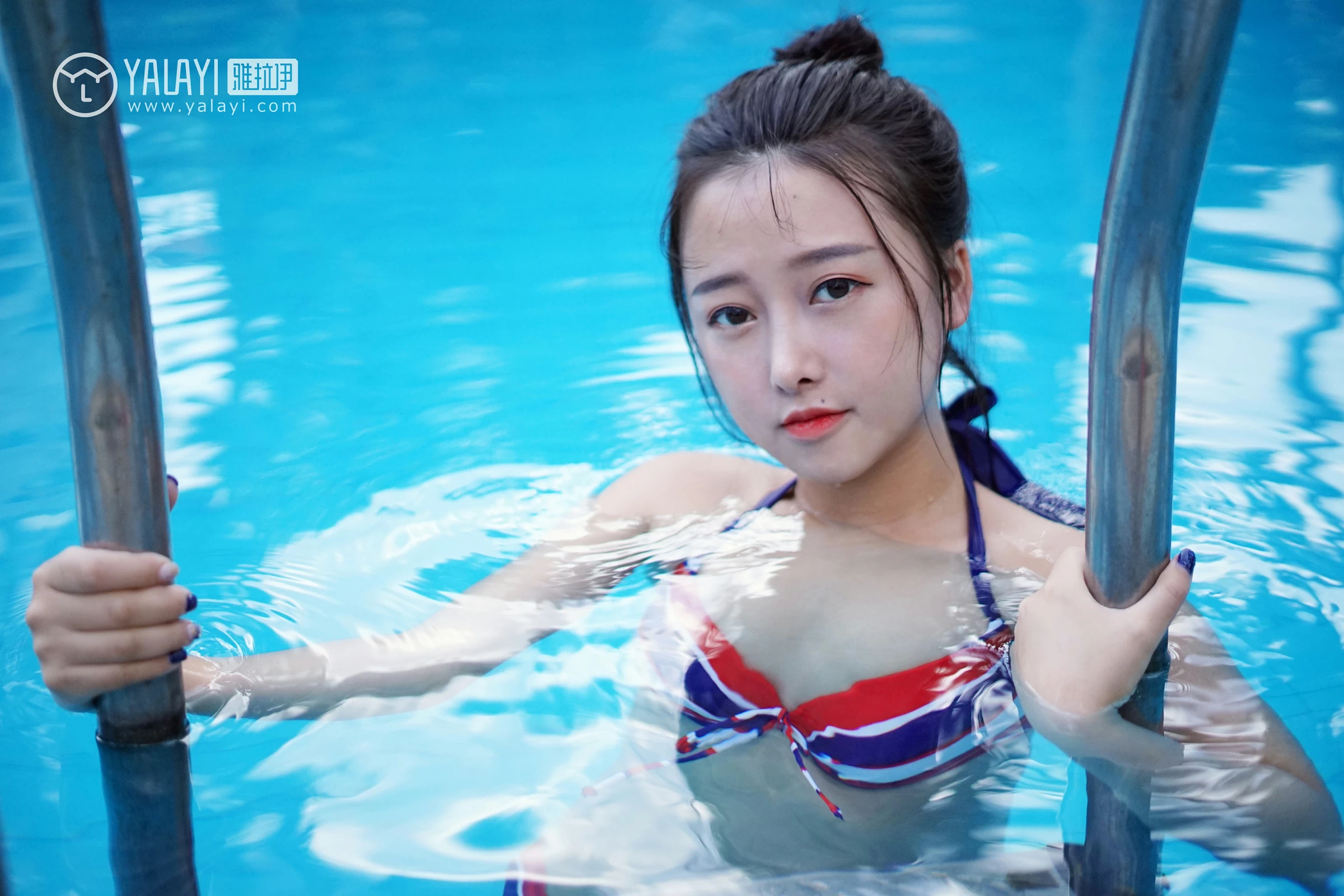 [YALAYI雅拉伊]NO.024 夏日时光 王小淼 彩色比基尼泳装与蓝色浴巾性感私房写真集第4张