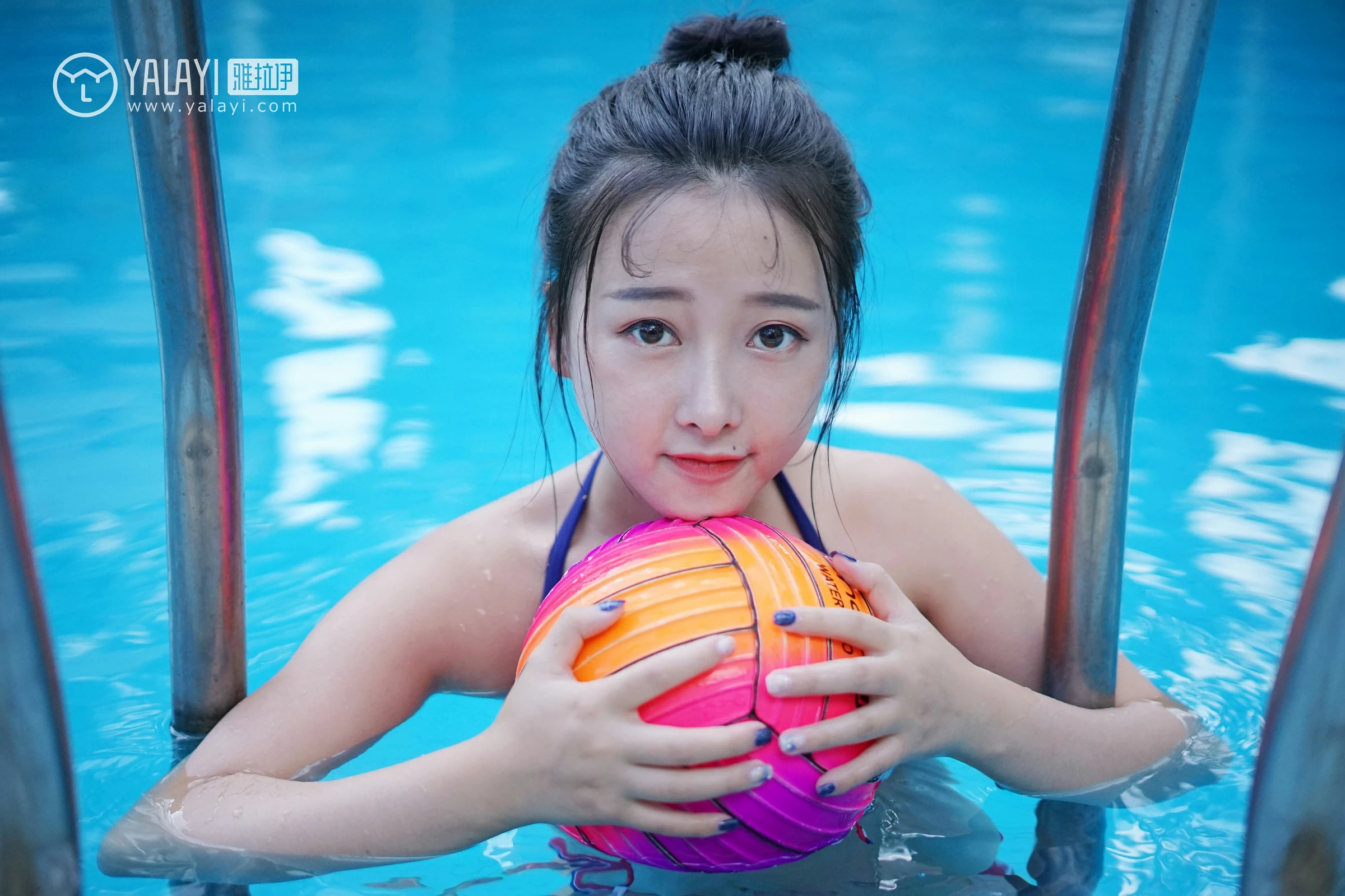 [YALAYI雅拉伊]NO.024 夏日时光 王小淼 彩色比基尼泳装与蓝色浴巾性感私房写真集第6张