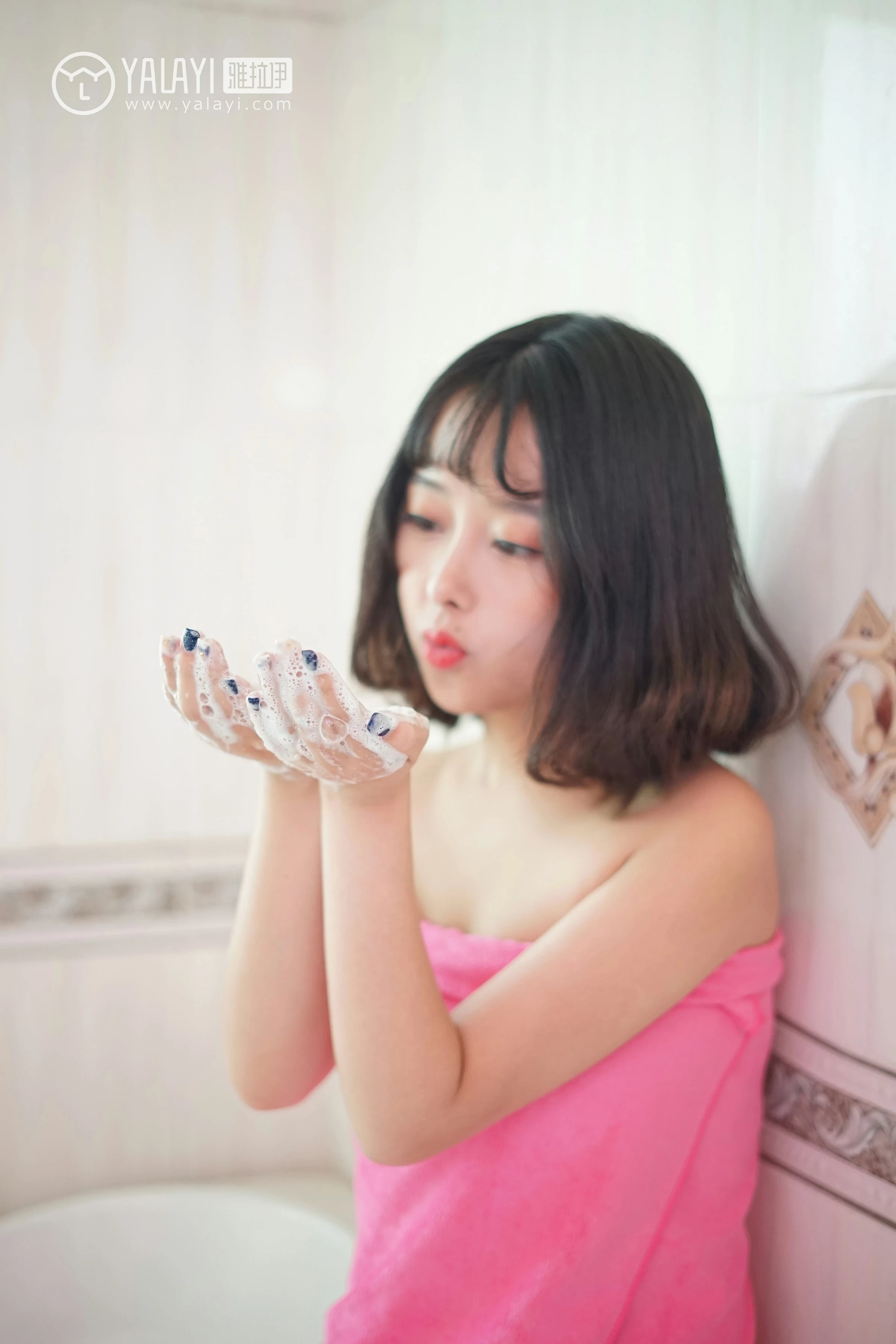 [YALAYI雅拉伊]NO.025 醉在红酒杯里 王小淼 红色蕾丝塑身内衣与红色浴袍性感私房写真集第10张