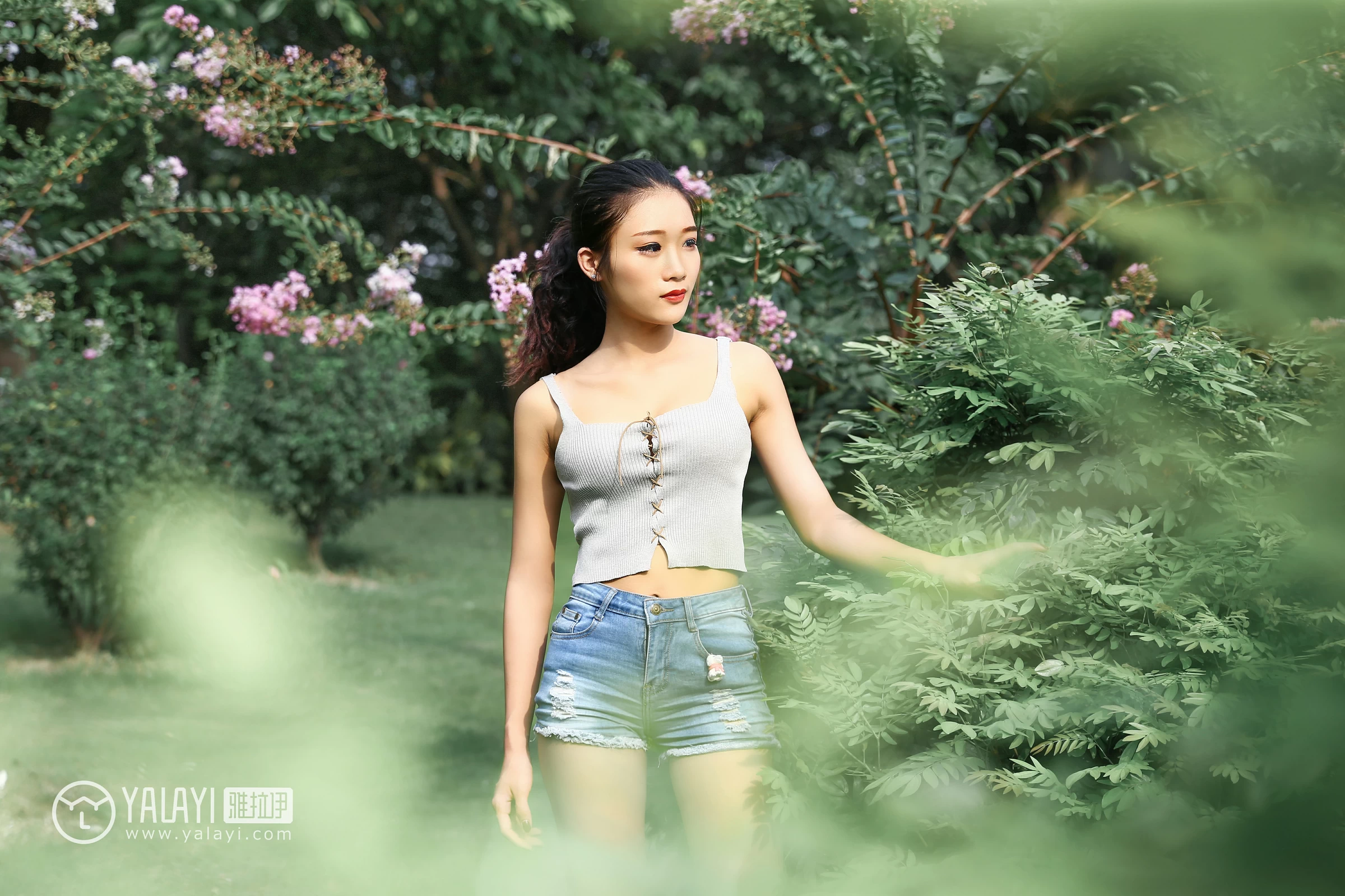 [YALAYI雅拉伊]NO.026 花儿少女 兔洱 白色背心加牛仔热裤性感私房写真集第1张