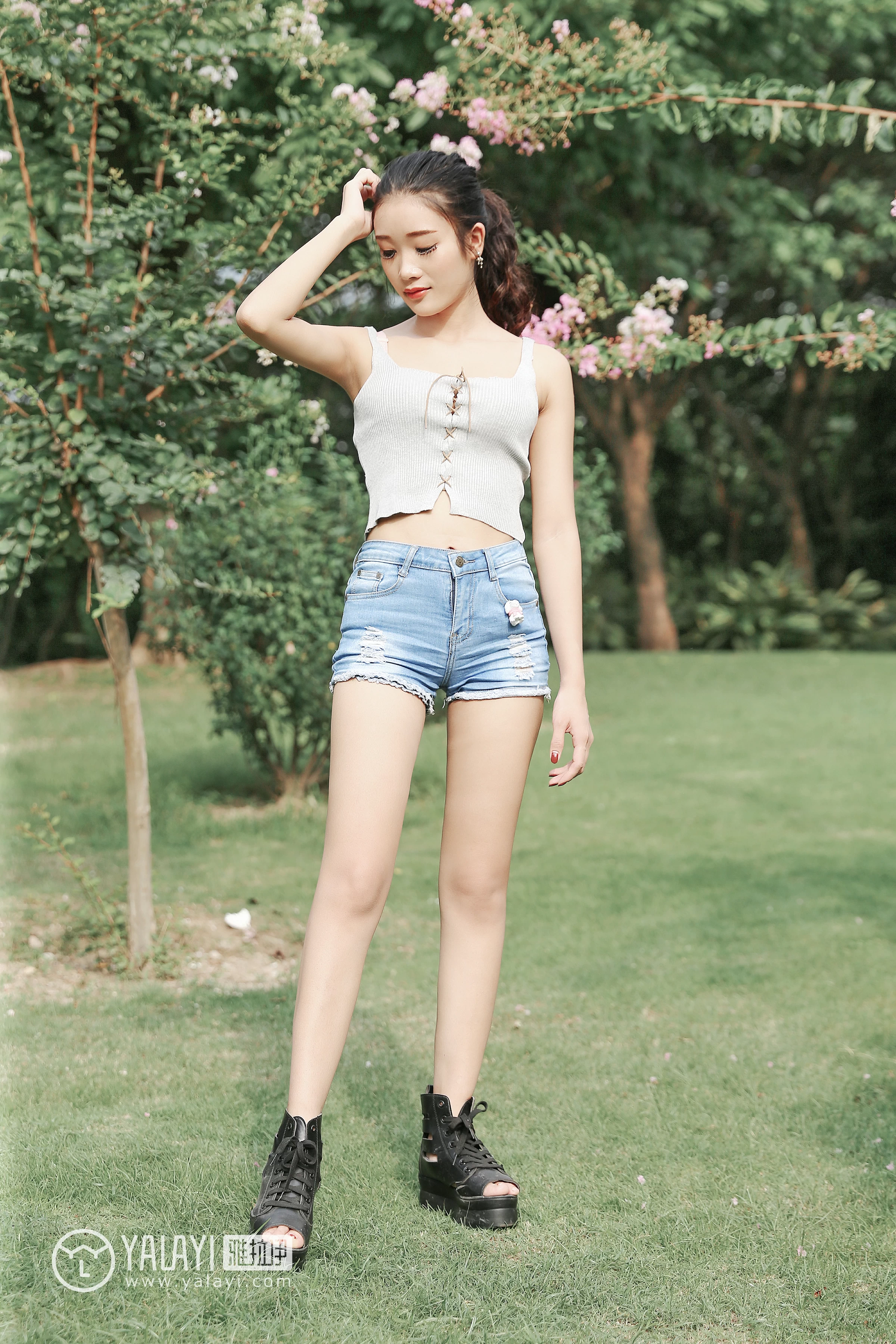 [YALAYI雅拉伊]NO.026 花儿少女 兔洱 白色背心加牛仔热裤性感私房写真集第7张