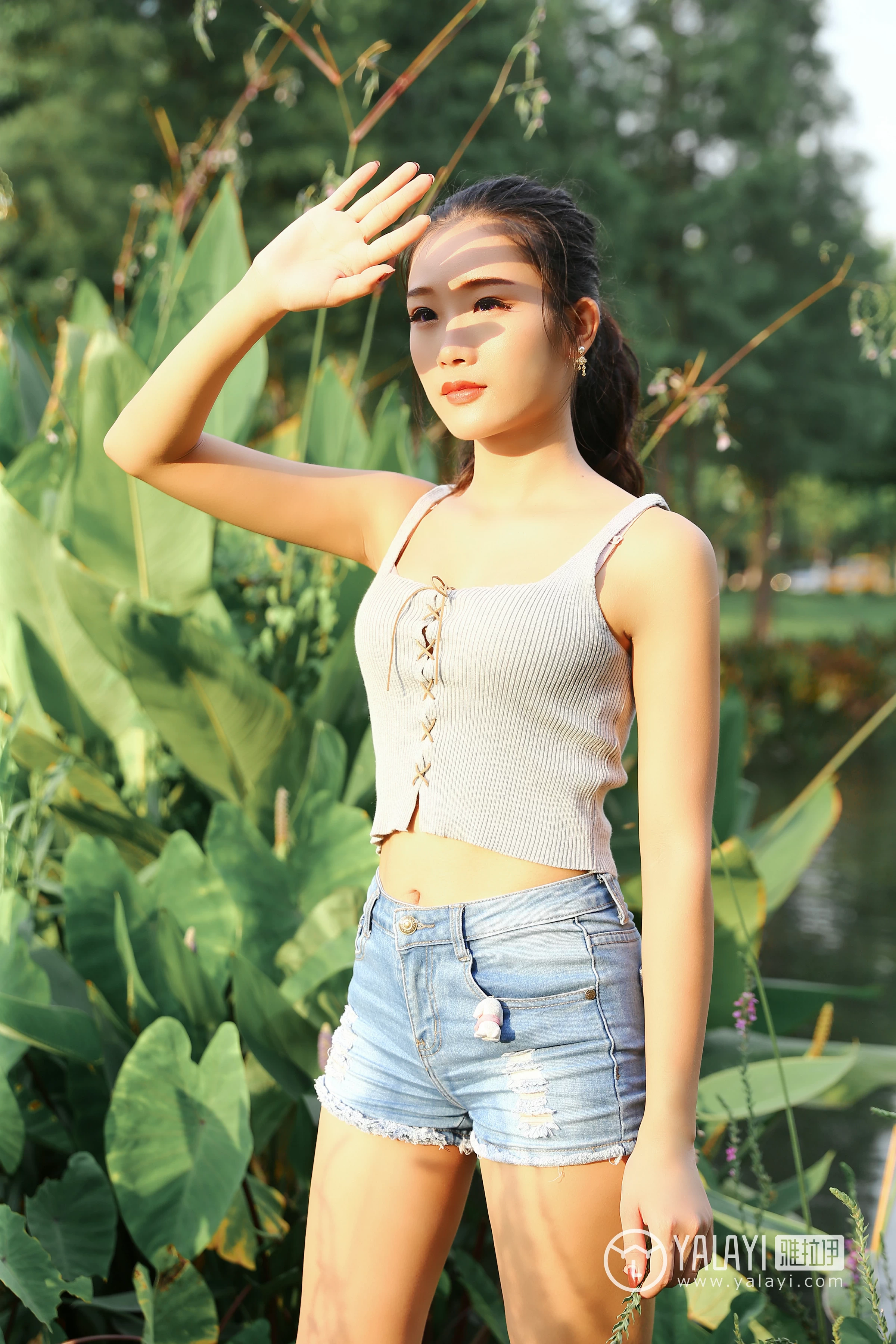 [YALAYI雅拉伊]NO.026 花儿少女 兔洱 白色背心加牛仔热裤性感私房写真集第12张