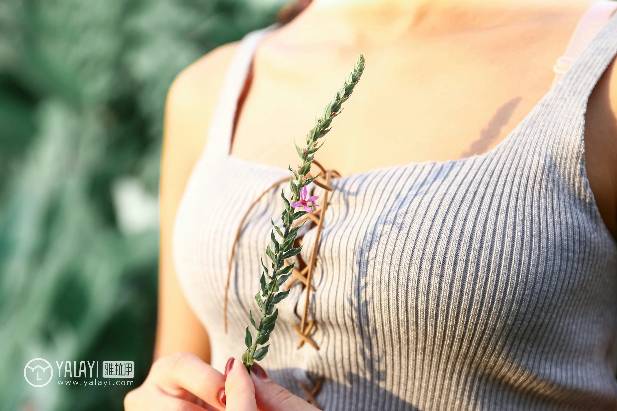 [YALAYI雅拉伊]NO.026 花儿少女 兔洱 白色背心加牛仔热裤性感私房写真集第14张