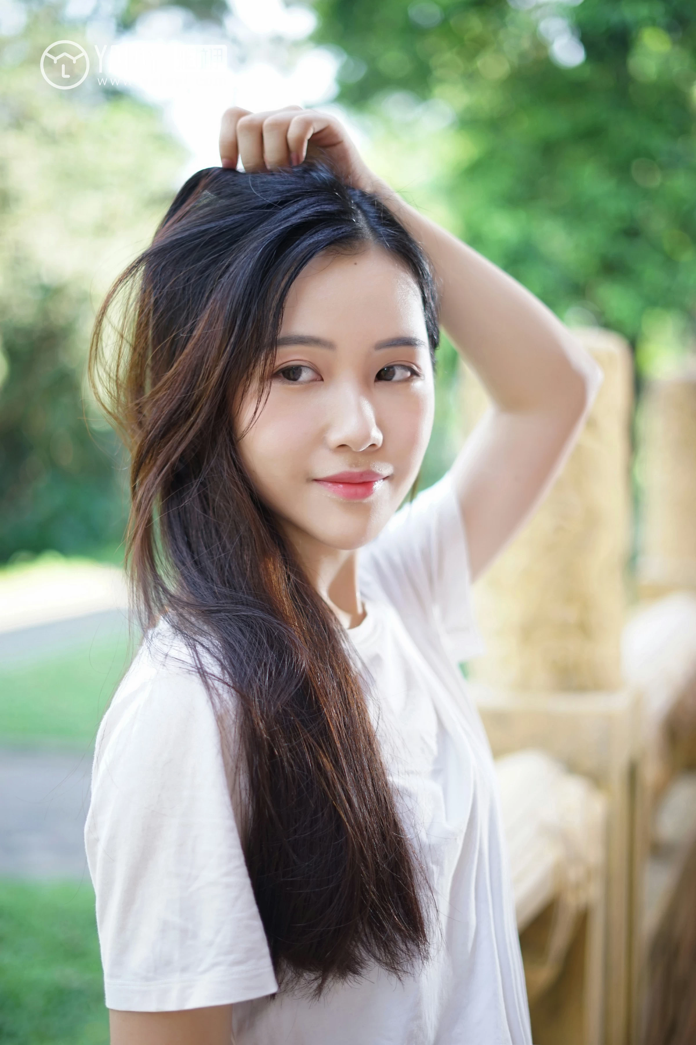 [YALAYI雅拉伊]NO.027 校园邂逅 卡柔 白色短袖加灰色短裙与吊带连衣裙性感私房写真集第2张