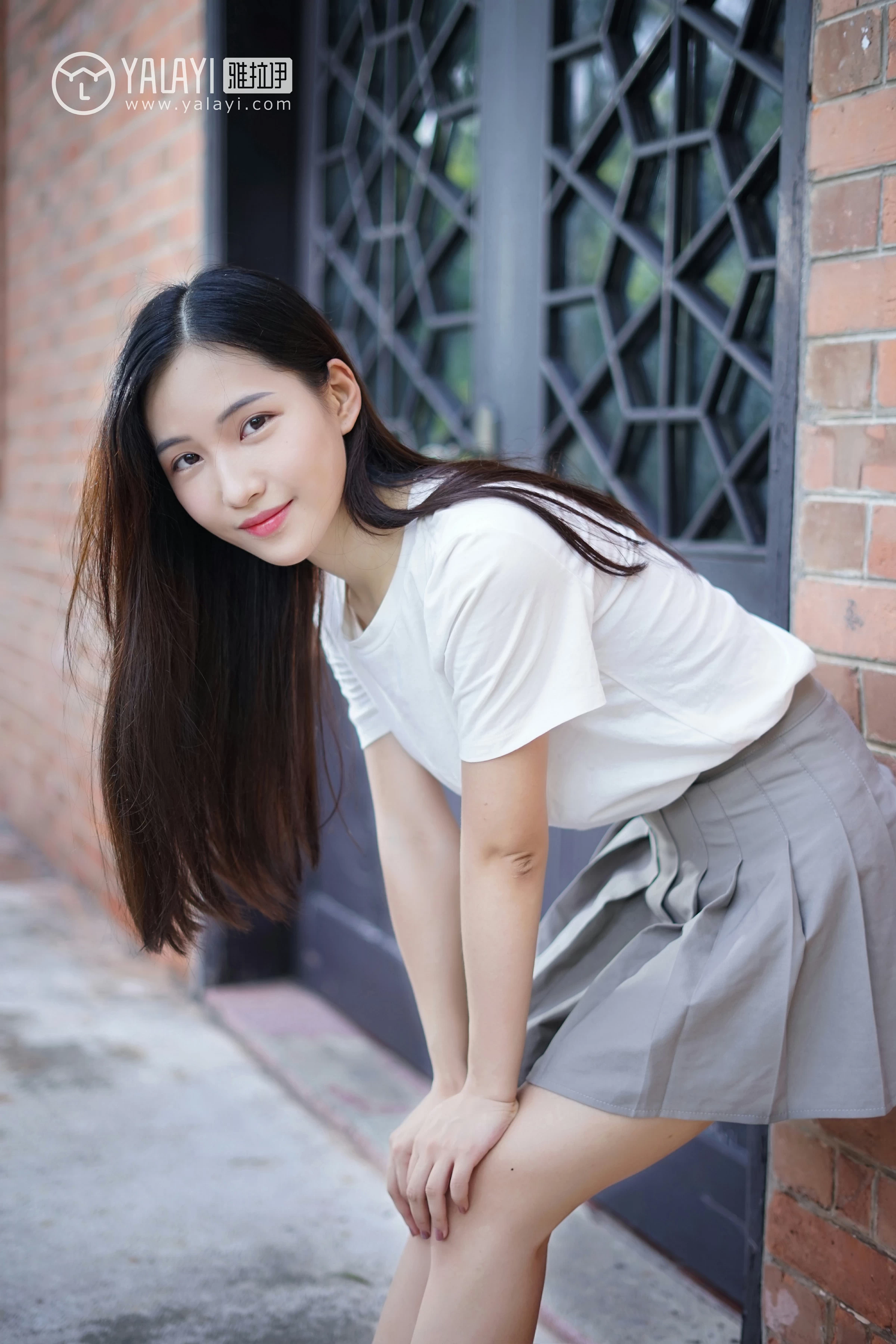 [YALAYI雅拉伊]NO.027 校园邂逅 卡柔 白色短袖加灰色短裙与吊带连衣裙性感私房写真集第4张