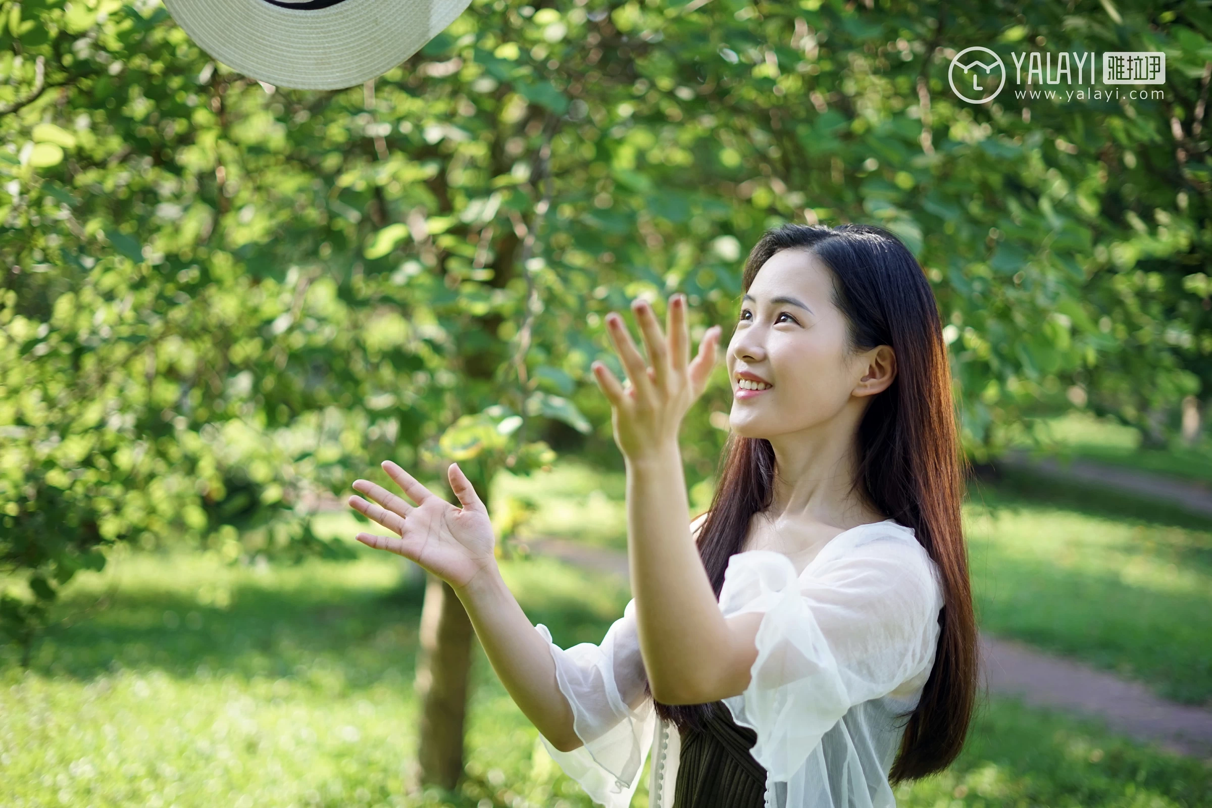 [YALAYI雅拉伊]NO.027 校园邂逅 卡柔 白色短袖加灰色短裙与吊带连衣裙性感私房写真集第12张