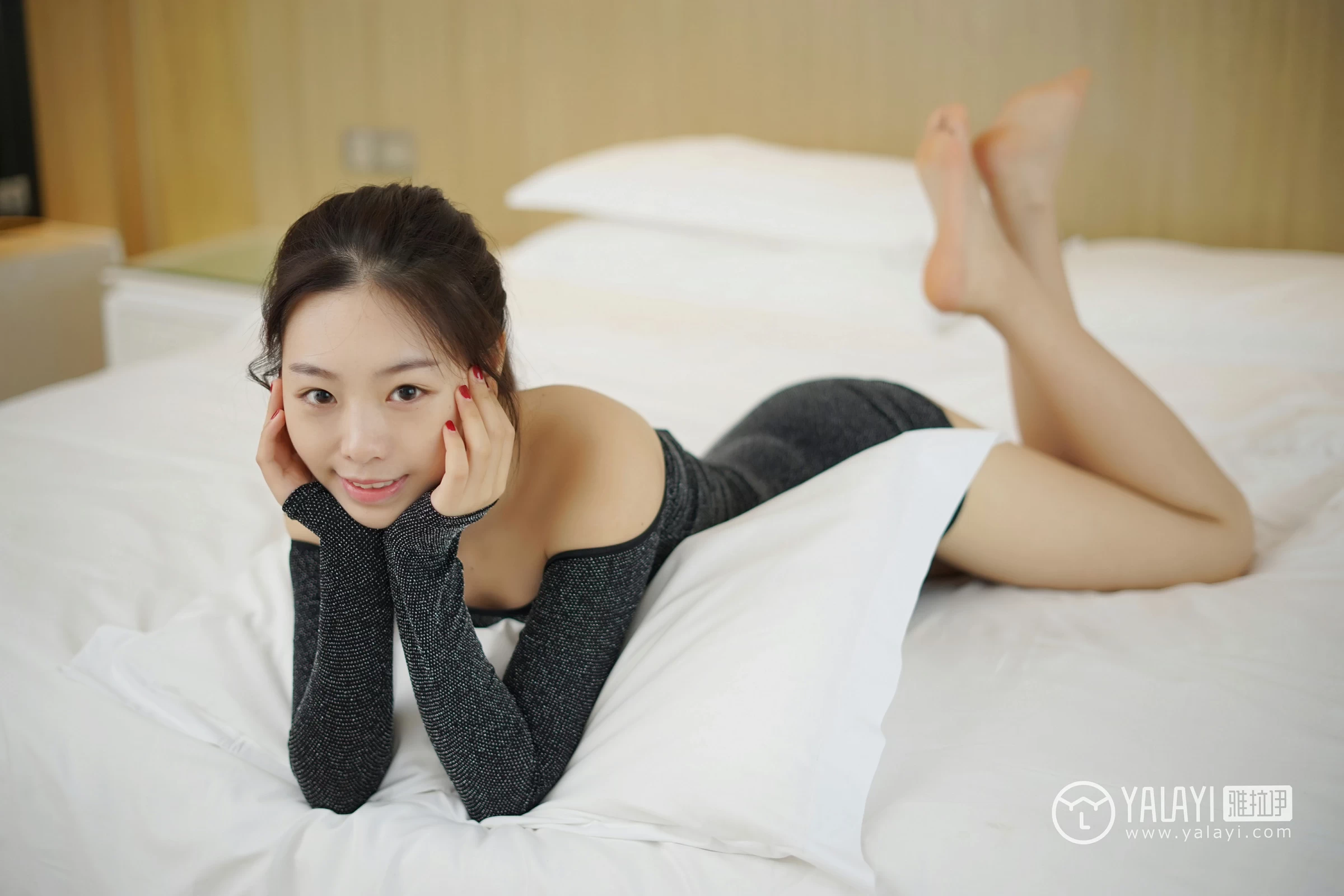 [YALAYI雅拉伊]NO.019 滚床单的诱惑 严冰冰 黑色紧身抹胸连衣裙性感私房写真集第3张