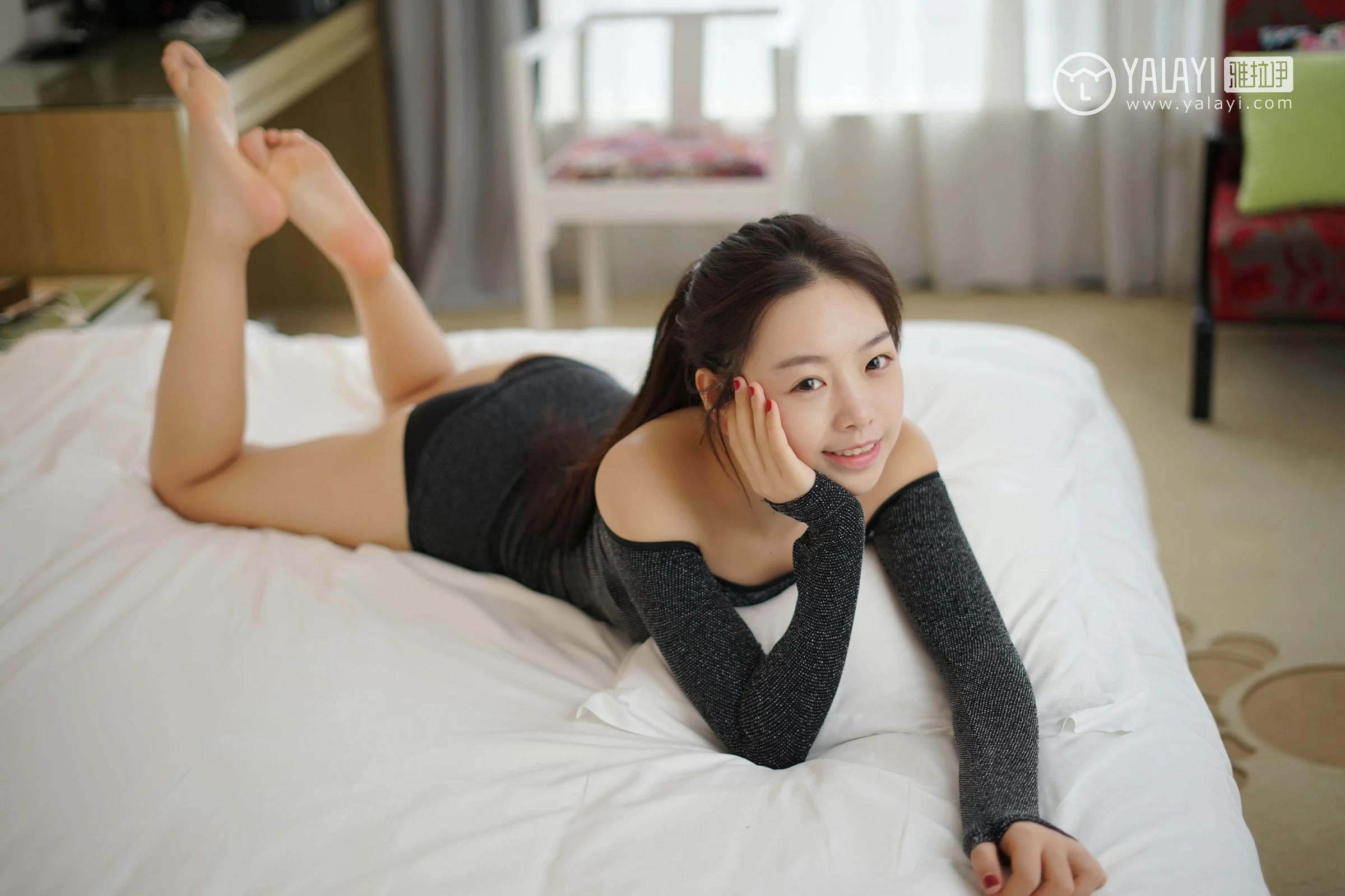 [YALAYI雅拉伊]NO.019 滚床单的诱惑 严冰冰 黑色紧身抹胸连衣裙性感私房写真集第6张