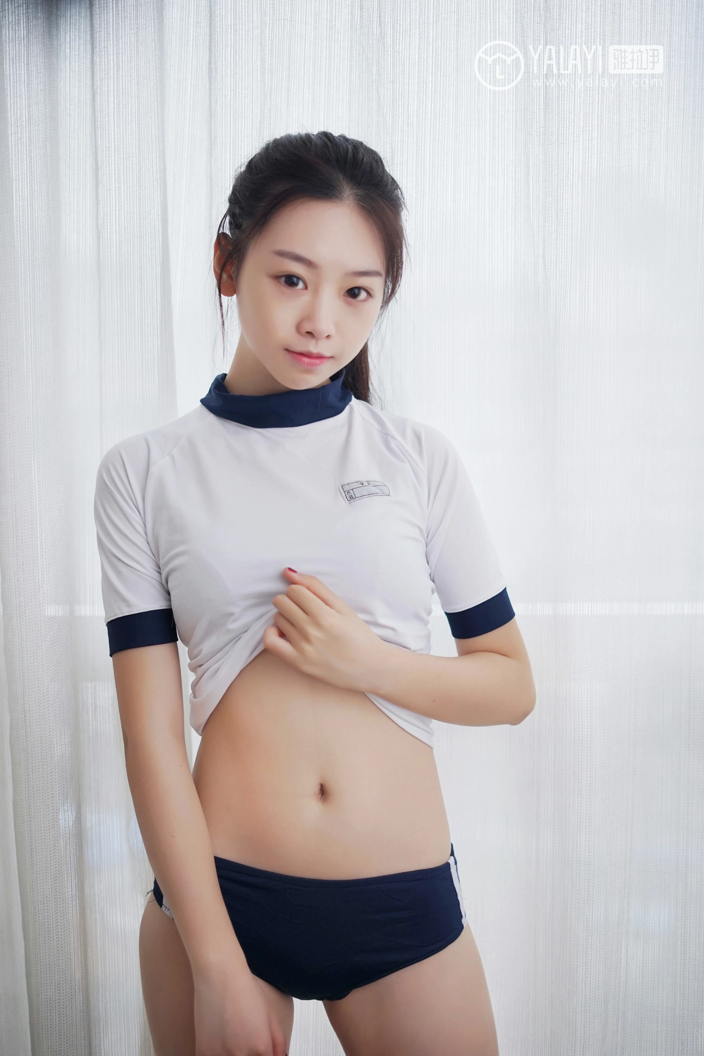 [YALAYI雅拉伊]NO.020 清纯学妹 严冰冰 白色紧身短袖与黑色安全裤加黑色丝袜美腿性感私房写真集第11张