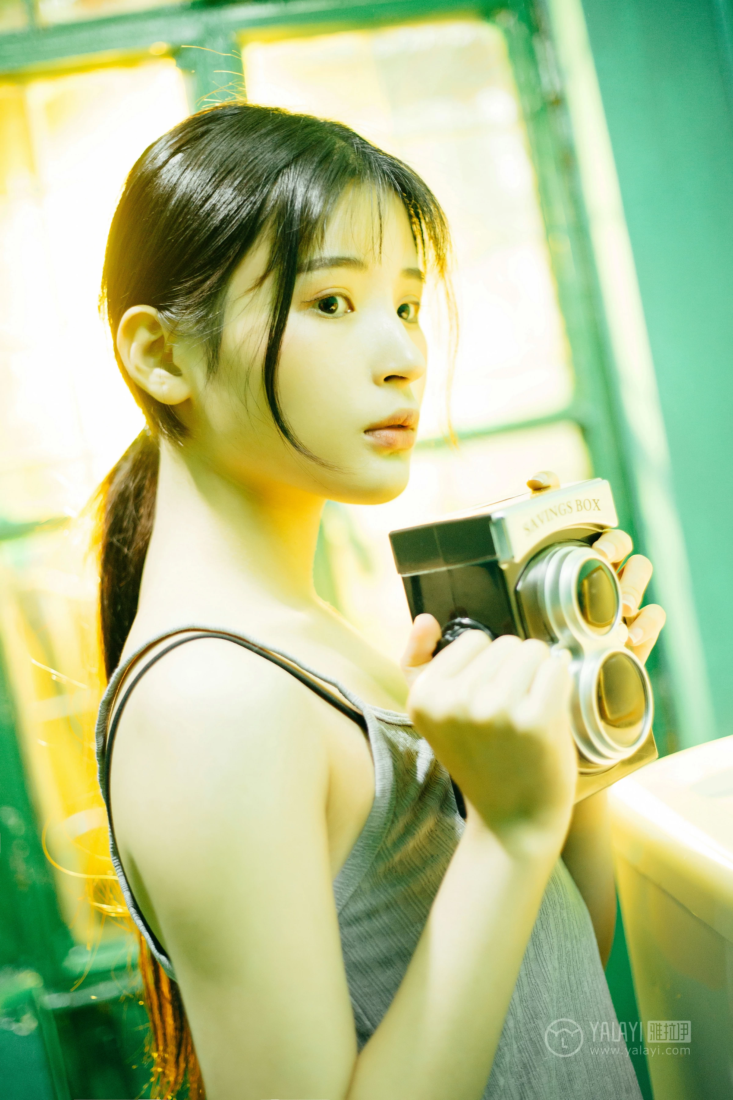 [YALAYI雅拉伊]No.198 重庆森林 阿惜 灰色吊带小背心加安全短裤性感私房写真集第5张