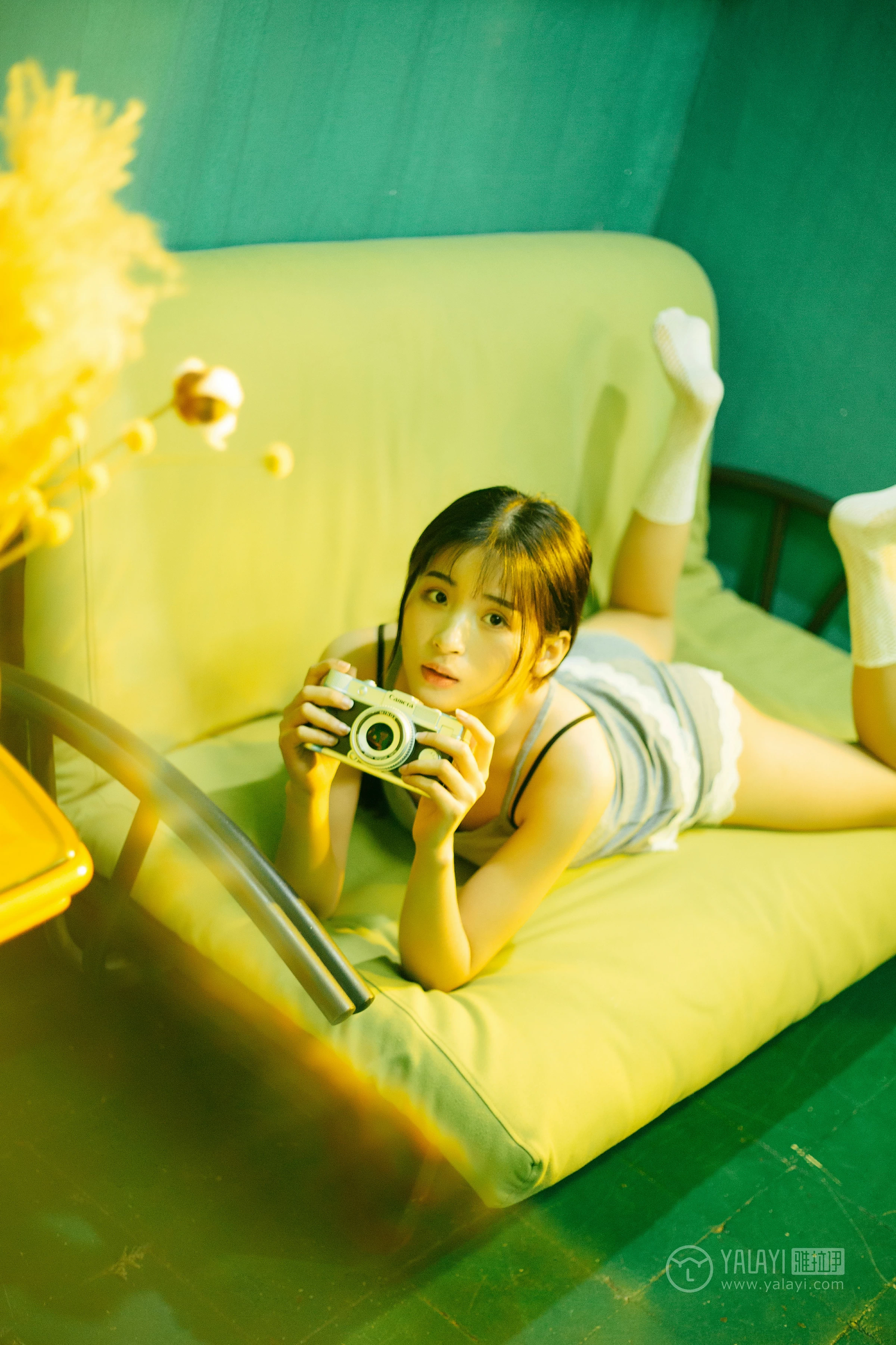 [YALAYI雅拉伊]No.198 重庆森林 阿惜 灰色吊带小背心加安全短裤性感私房写真集第6张