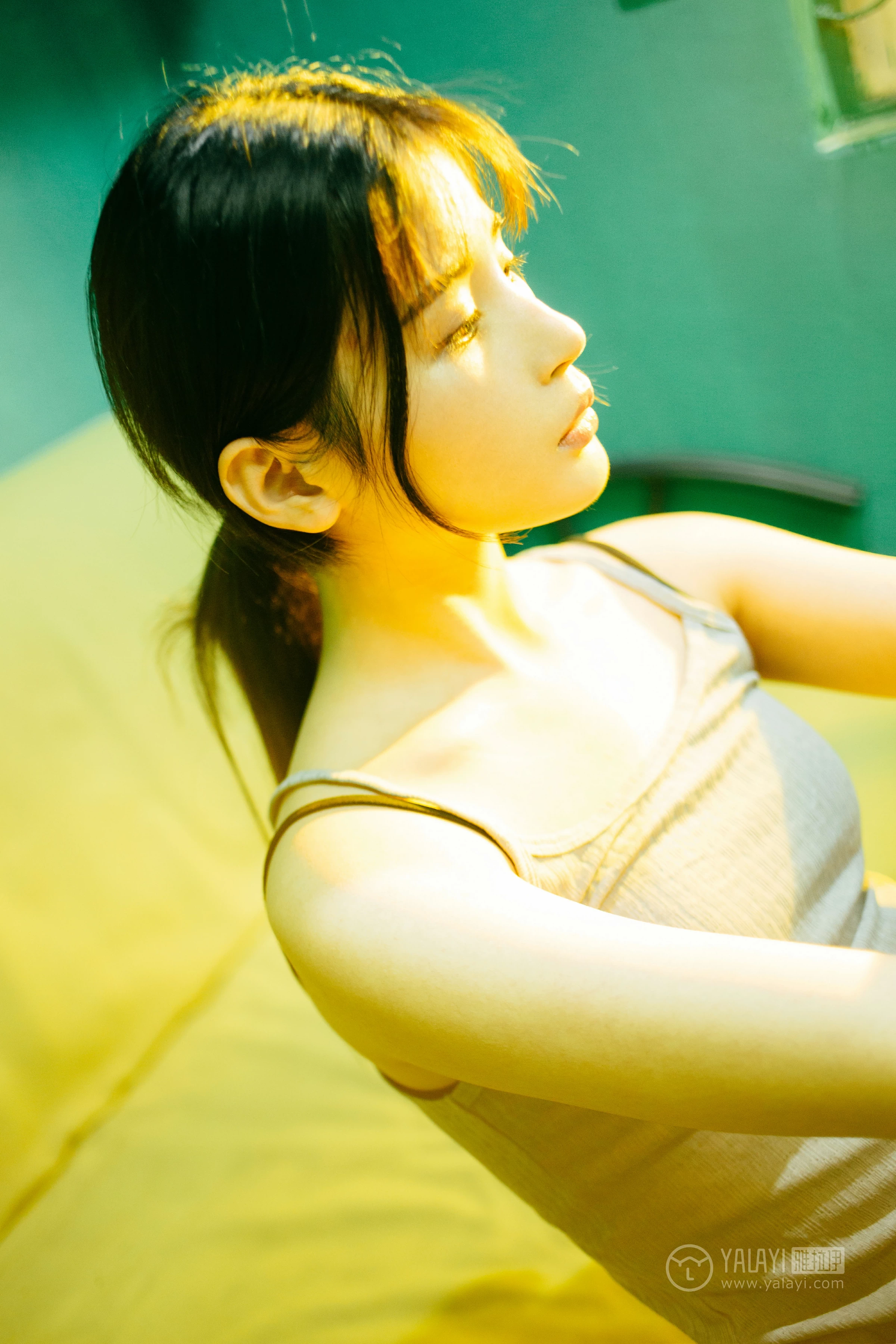 [YALAYI雅拉伊]No.198 重庆森林 阿惜 灰色吊带小背心加安全短裤性感私房写真集第10张