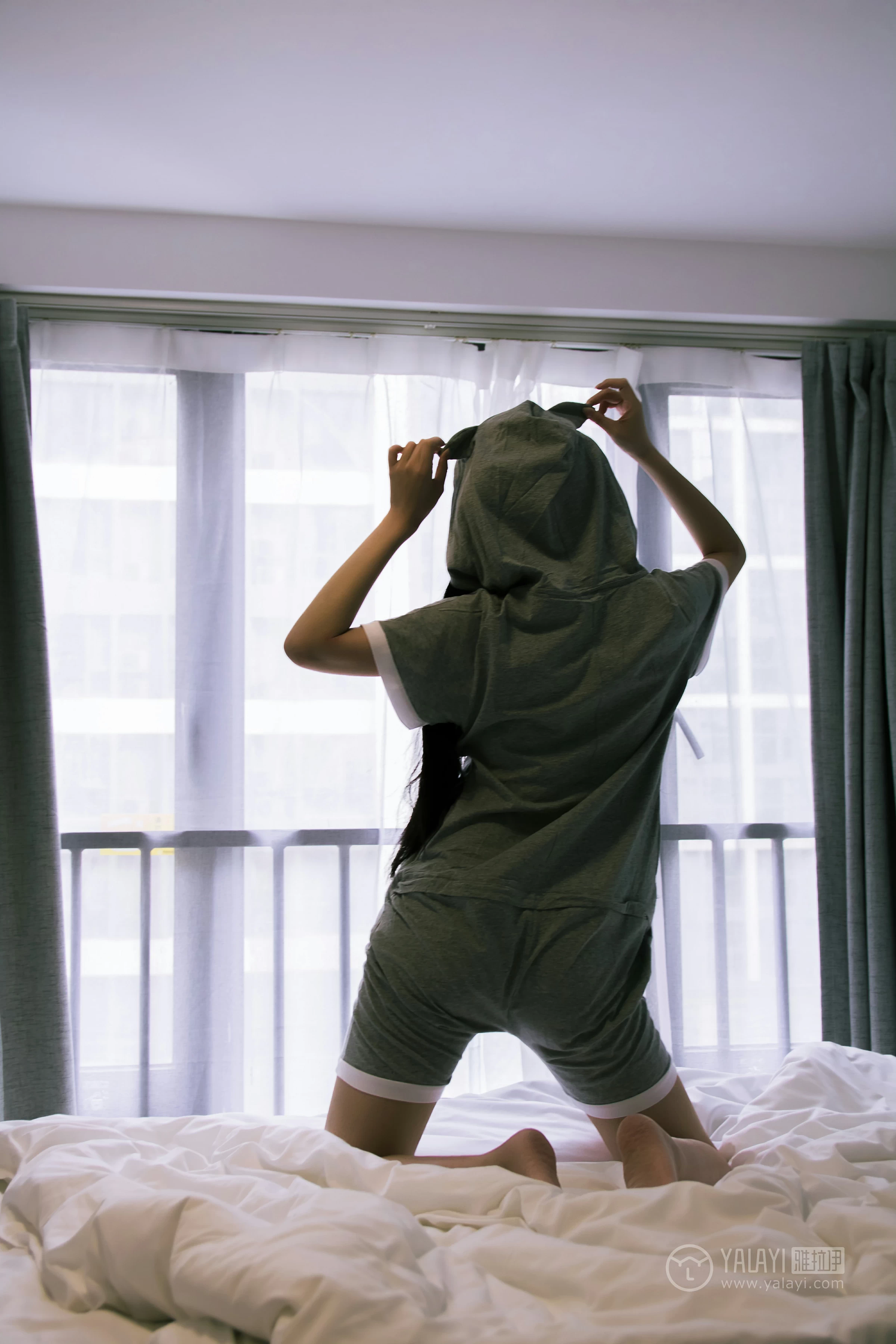 [YALAYI雅拉伊]No.201 龙猫睡衣 小琉 灰色连身睡衣加黑色情趣内衣性感私房写真集第3张