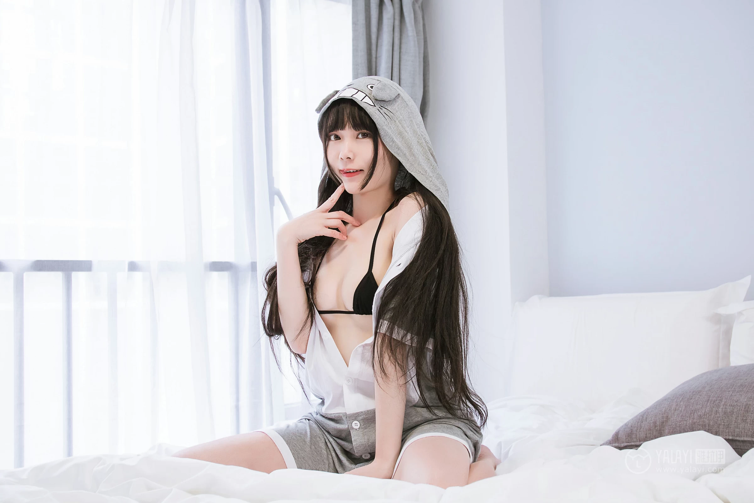 [YALAYI雅拉伊]No.201 龙猫睡衣 小琉 灰色连身睡衣加黑色情趣内衣性感私房写真集第4张