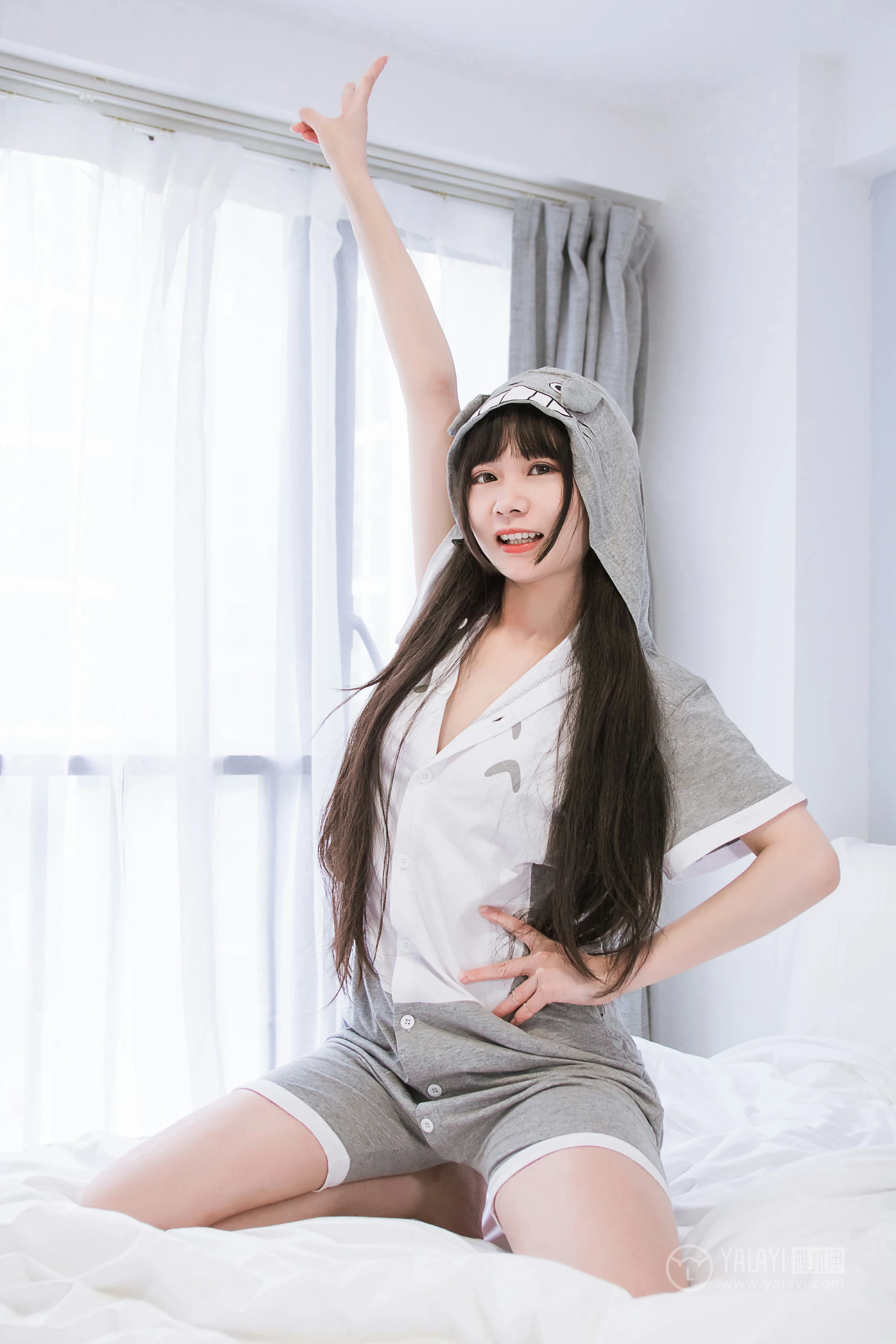 [YALAYI雅拉伊]No.201 龙猫睡衣 小琉 灰色连身睡衣加黑色情趣内衣性感私房写真集第4张