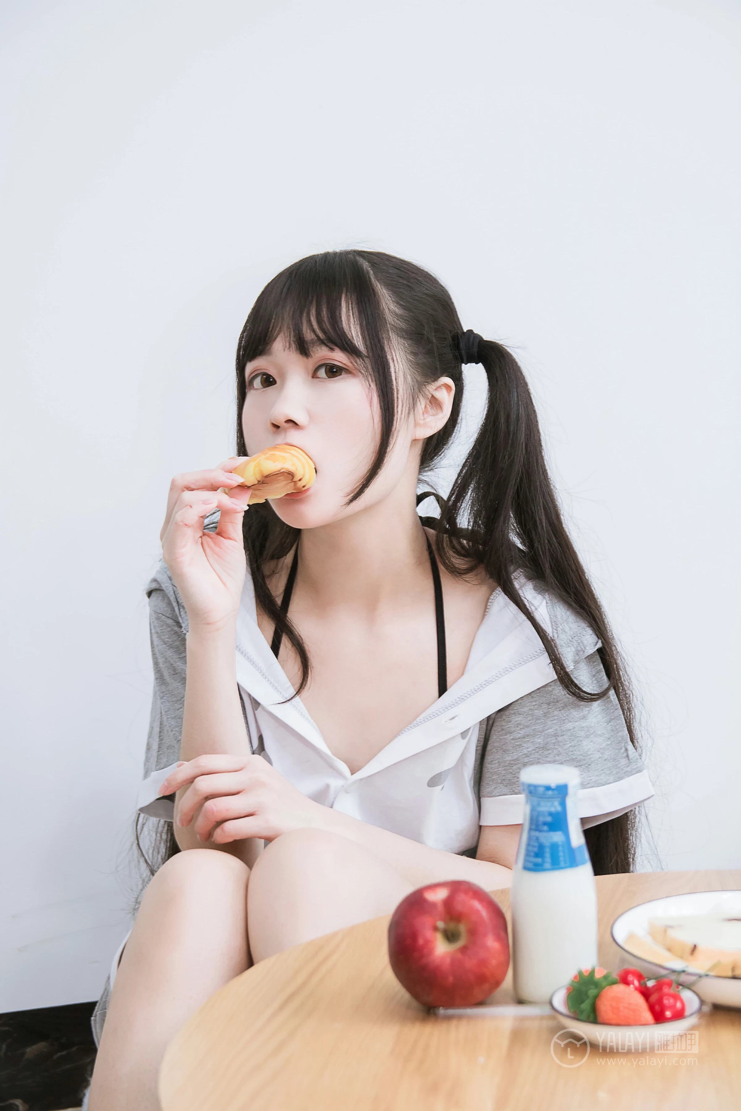 [YALAYI雅拉伊]No.201 龙猫睡衣 小琉 灰色连身睡衣加黑色情趣内衣性感私房写真集第12张