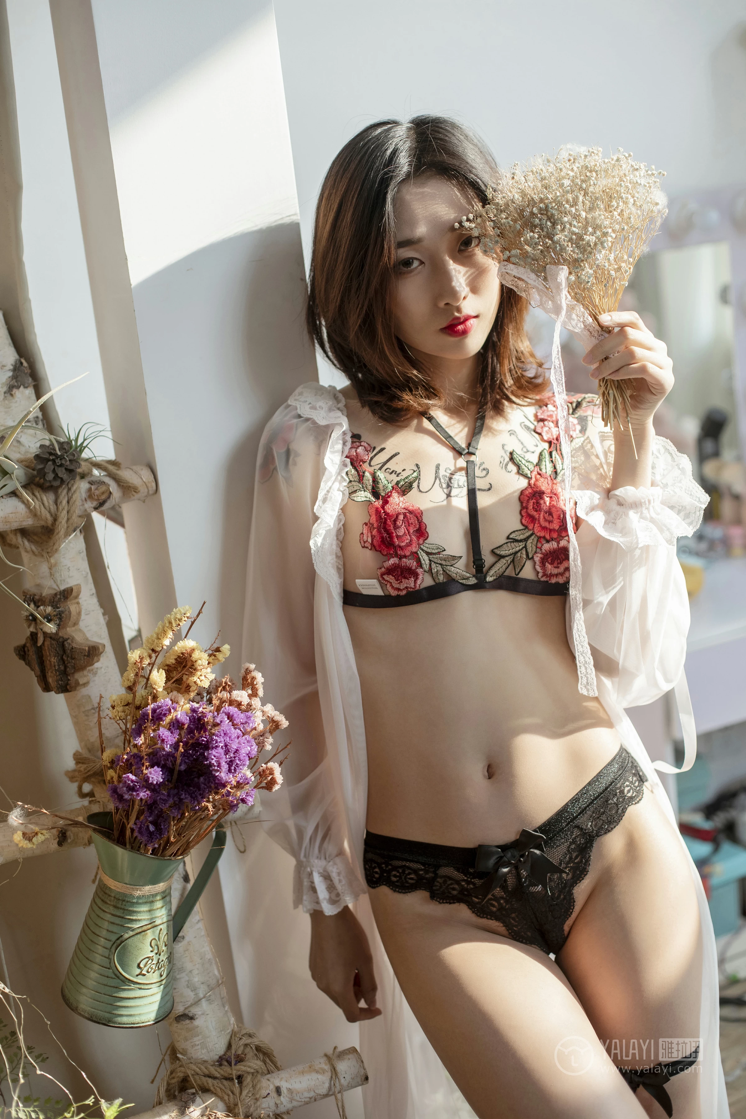 [YALAYI雅拉伊]No.207 田园春梦 佳佳 白色蕾丝睡衣加透视情趣内衣性感私房写真集第2张