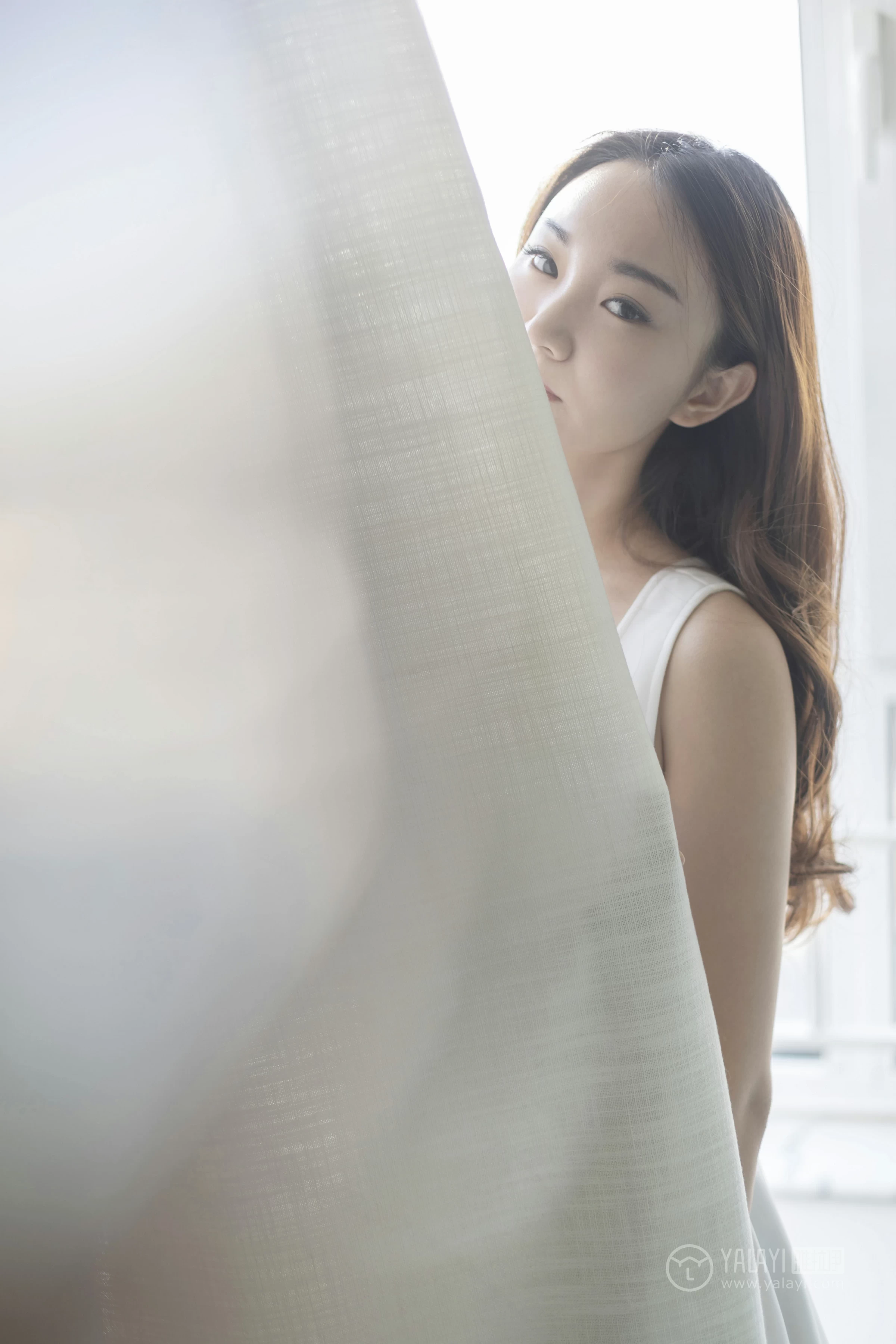 [YALAYI雅拉伊]No.212 白色星期六 丁煊彤 白色连身礼裙性感私房写真集第5张