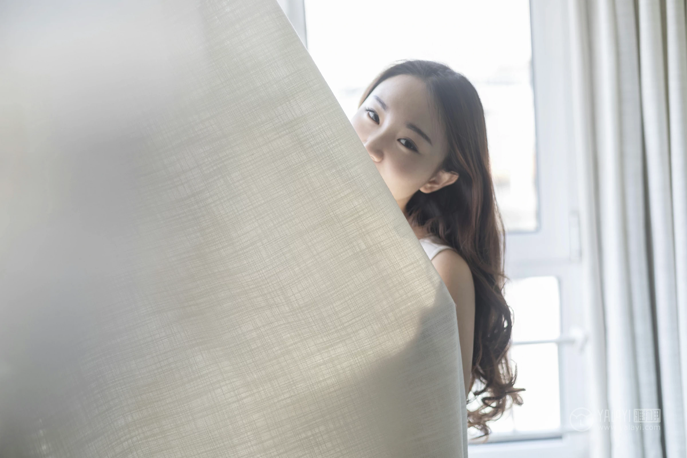 [YALAYI雅拉伊]No.212 白色星期六 丁煊彤 白色连身礼裙性感私房写真集第5张