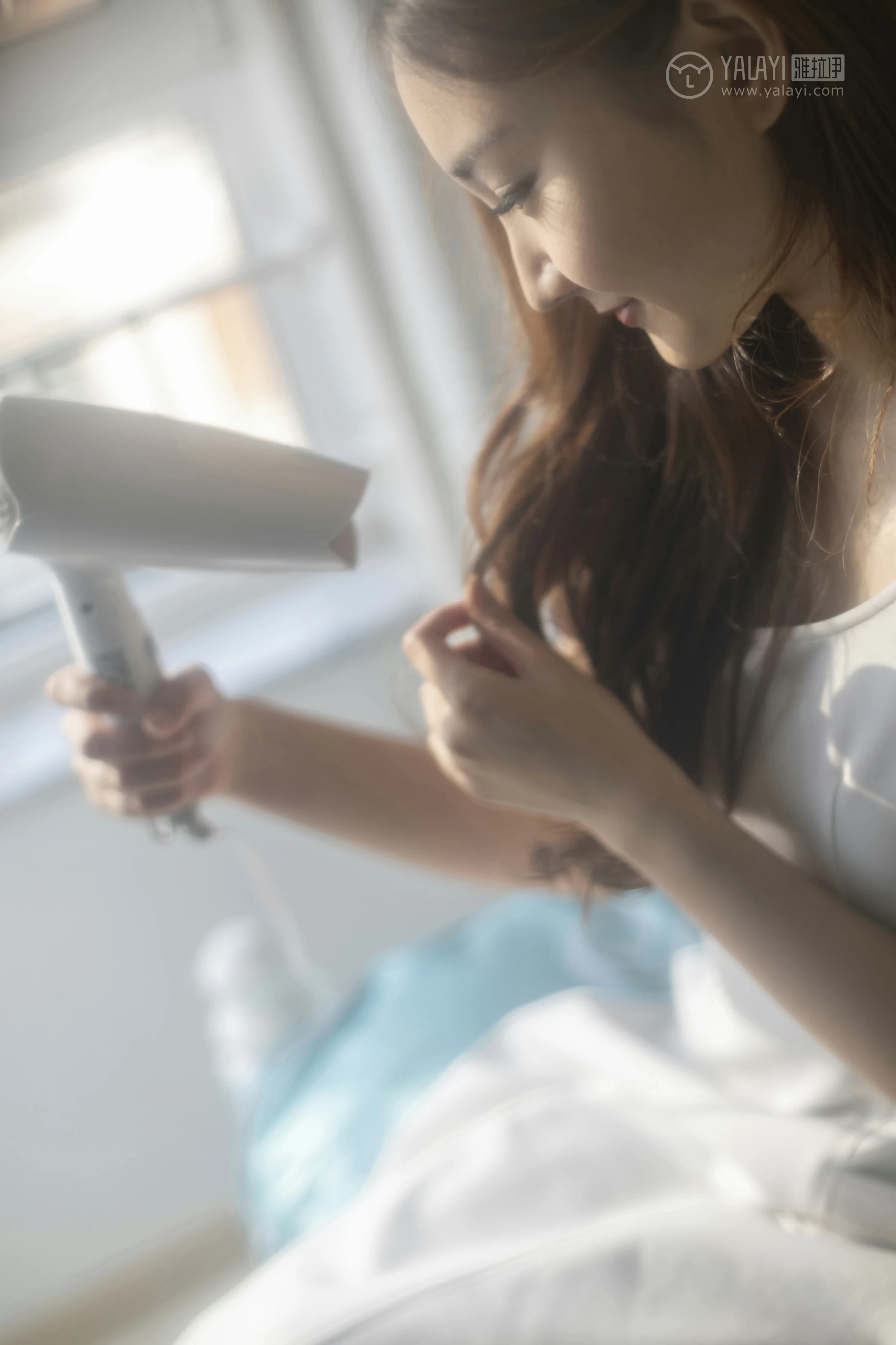 [YALAYI雅拉伊]No.212 白色星期六 丁煊彤 白色连身礼裙性感私房写真集第11张